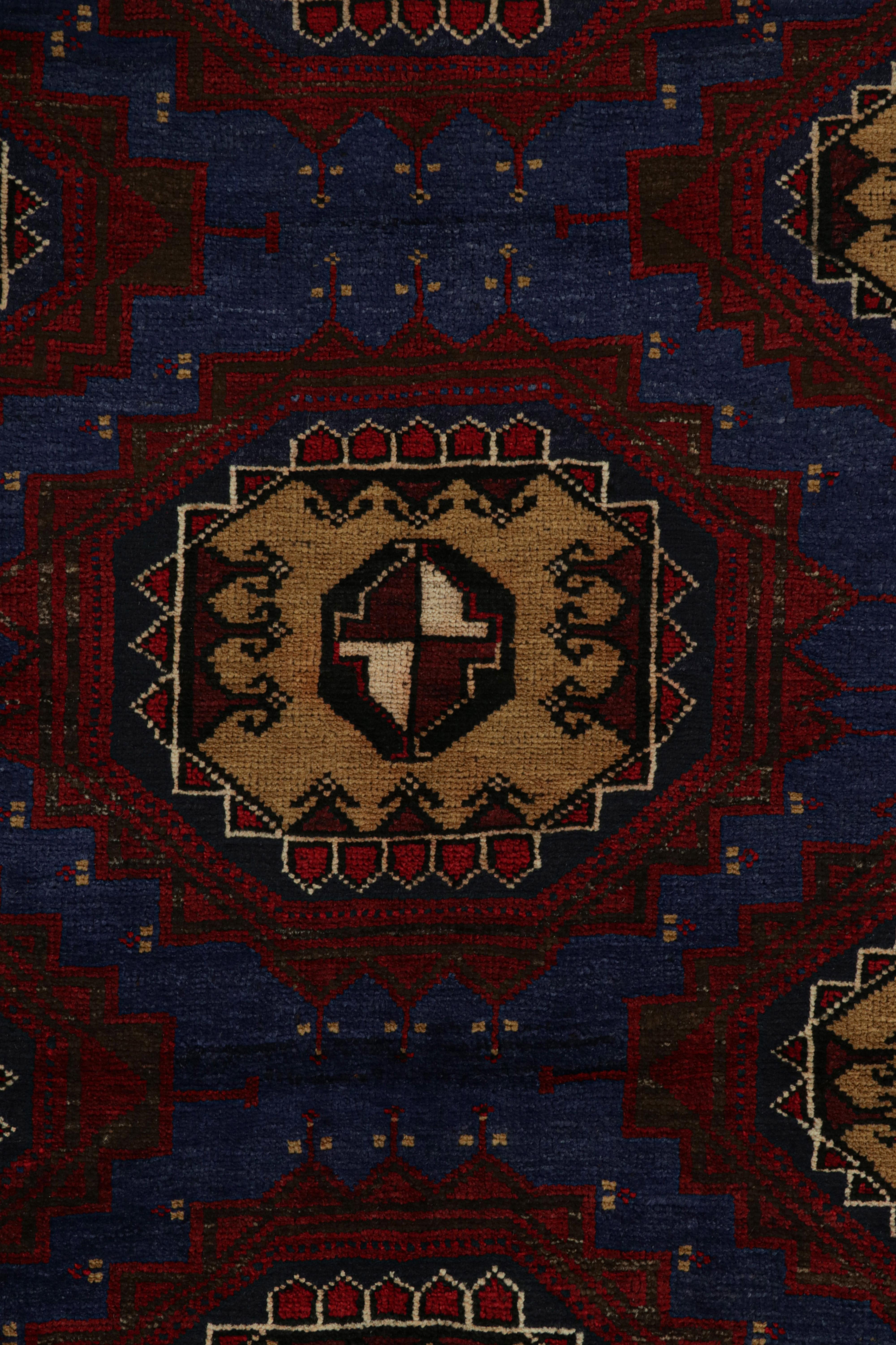 Tapis tribal Baluch vintage en bleu avec médaillons rouges et beiges, de Rug & Kilim Bon état - En vente à Long Island City, NY