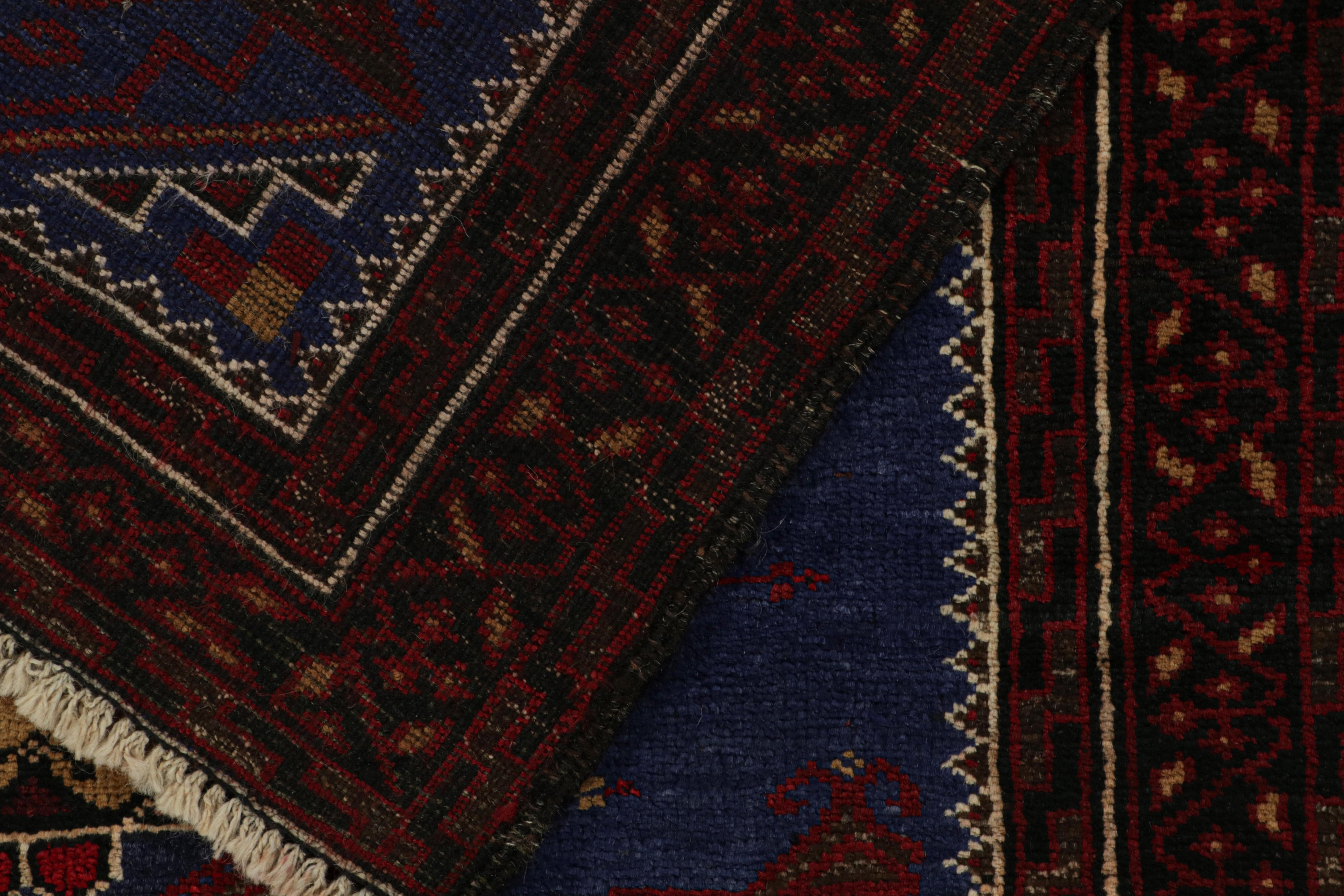 Milieu du XXe siècle Tapis tribal Baluch vintage en bleu avec médaillons rouges et beiges, de Rug & Kilim en vente