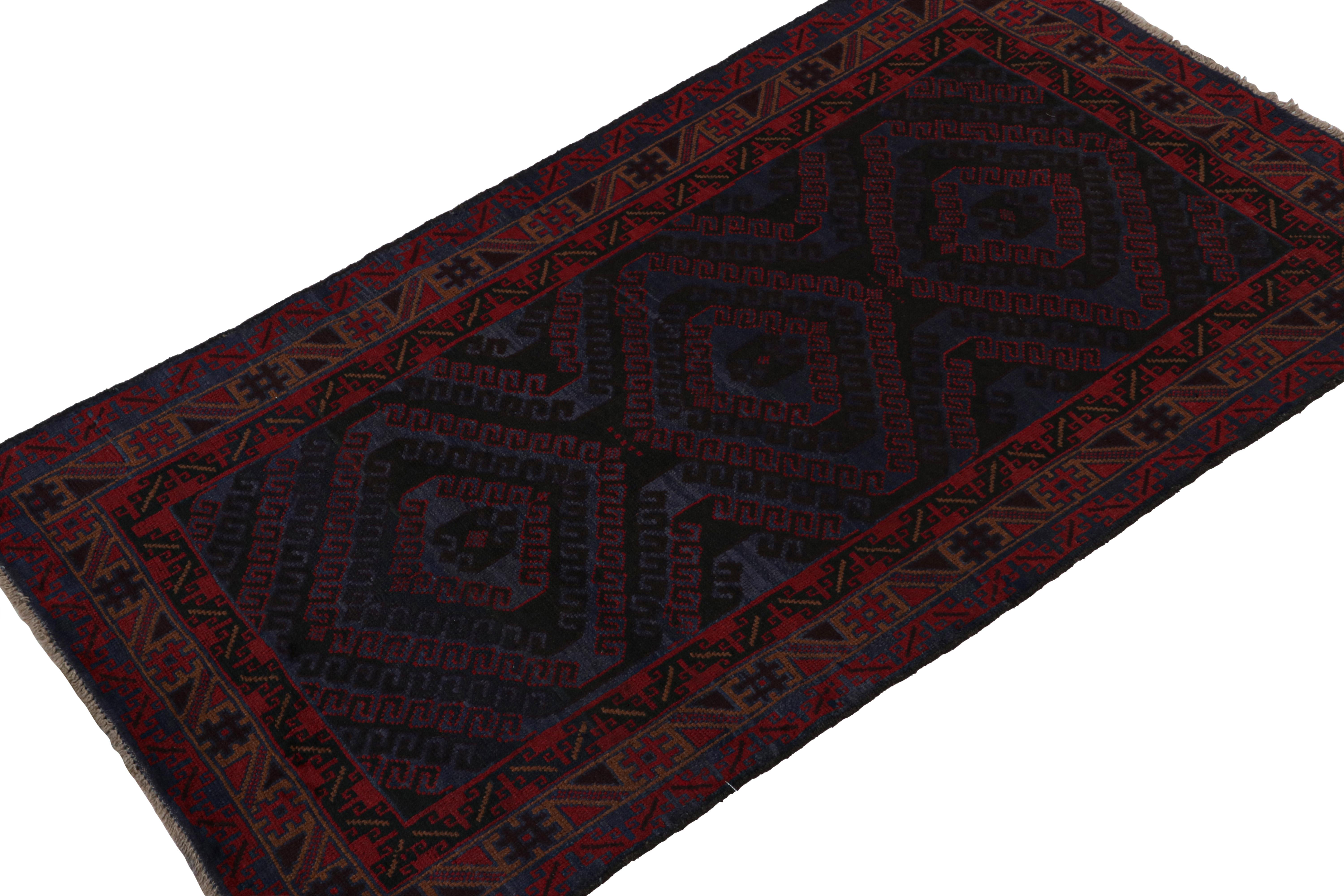 Annodato a mano in lana e pelo di capra intorno al 1950-1960, questo tappeto tribale Baluch vintage 4x6 è una nuova selezione di Rug & Kilim. 

Sul design: 

Questo tappeto runner vanta motivi geometrici nei toni saturi del rosso e del blu navy. Gli