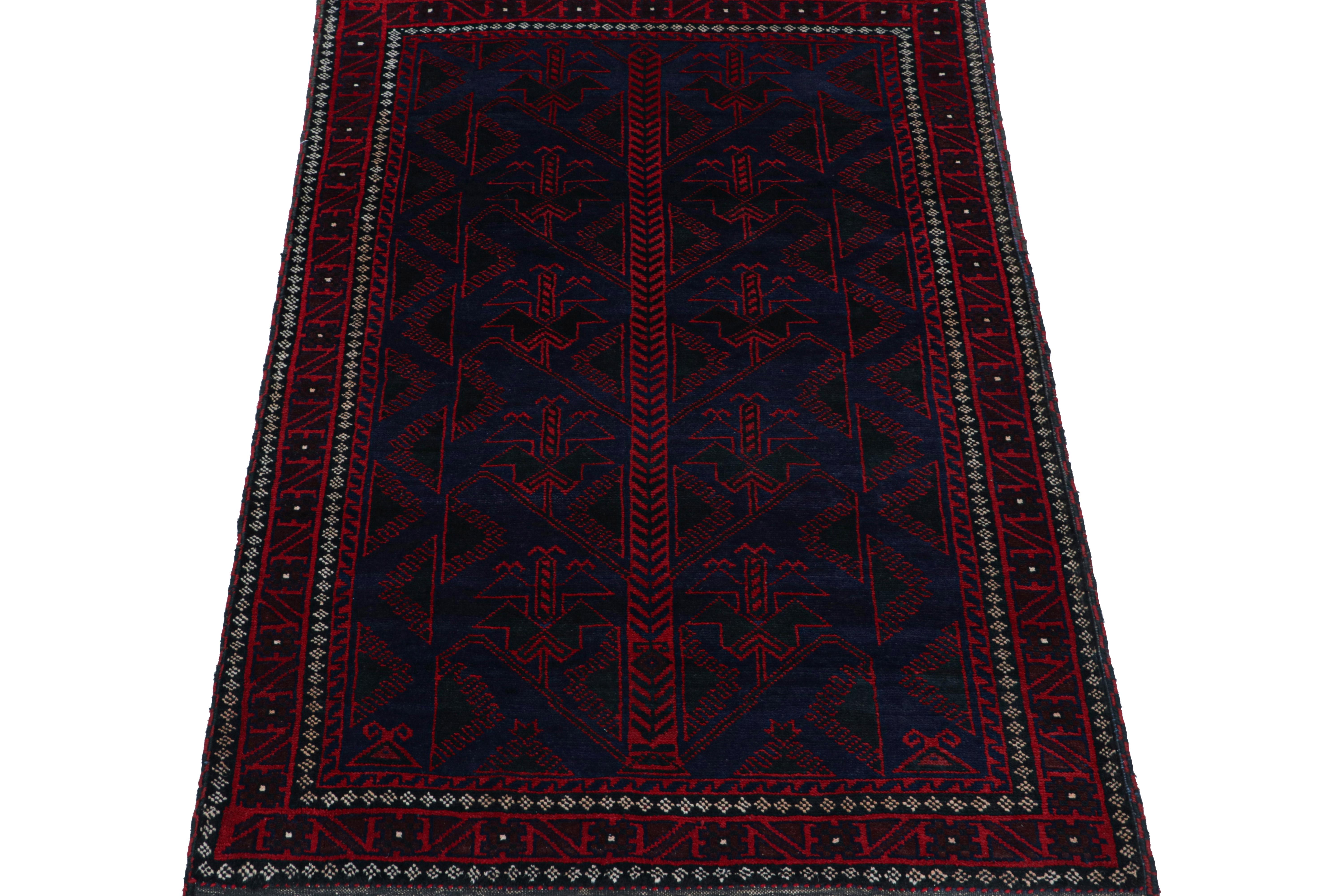 Vintage Baluch Stammes-Teppich in Blau mit roten geometrischen Mustern, von Rug & Kilim  (Stammeskunst) im Angebot