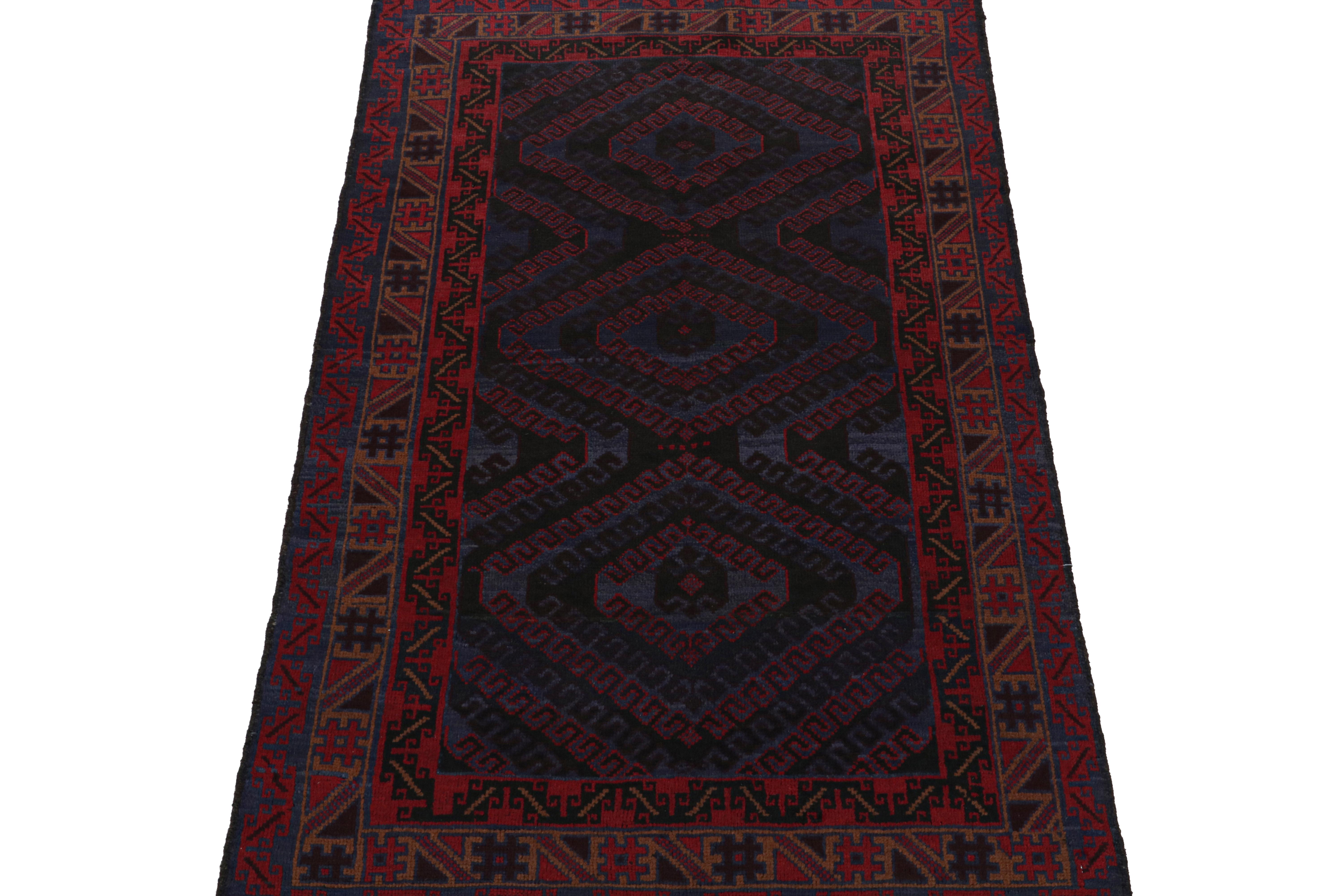 Tribale Tappeto tribale Baluch vintage in blu con motivi geometrici rossi, da Rug & Kilim in vendita