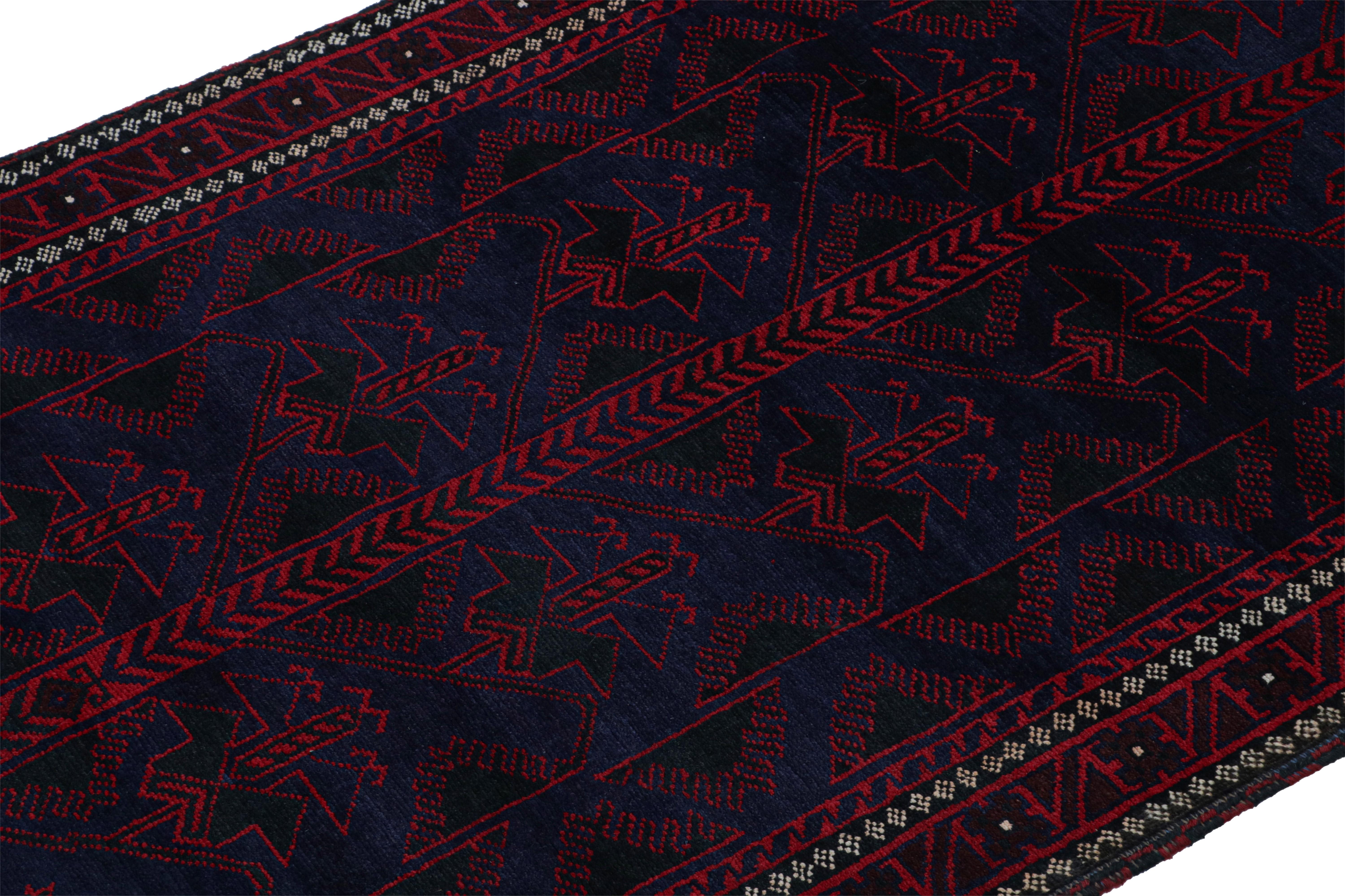 Vintage Baluch Stammes-Teppich in Blau mit roten geometrischen Mustern, von Rug & Kilim  (Afghanisch) im Angebot