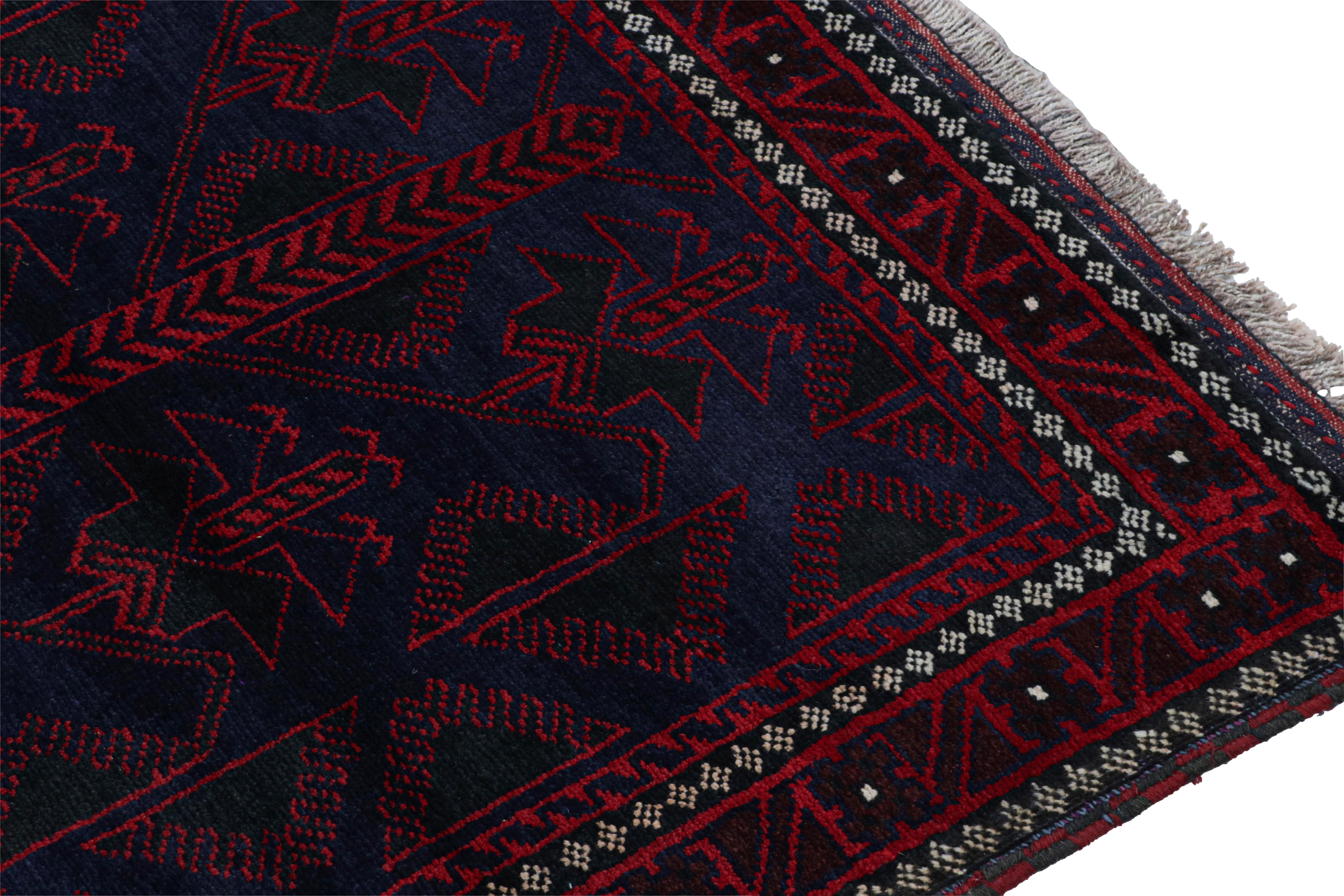 Vintage Baluch Stammes-Teppich in Blau mit roten geometrischen Mustern, von Rug & Kilim  (Handgeknüpft) im Angebot