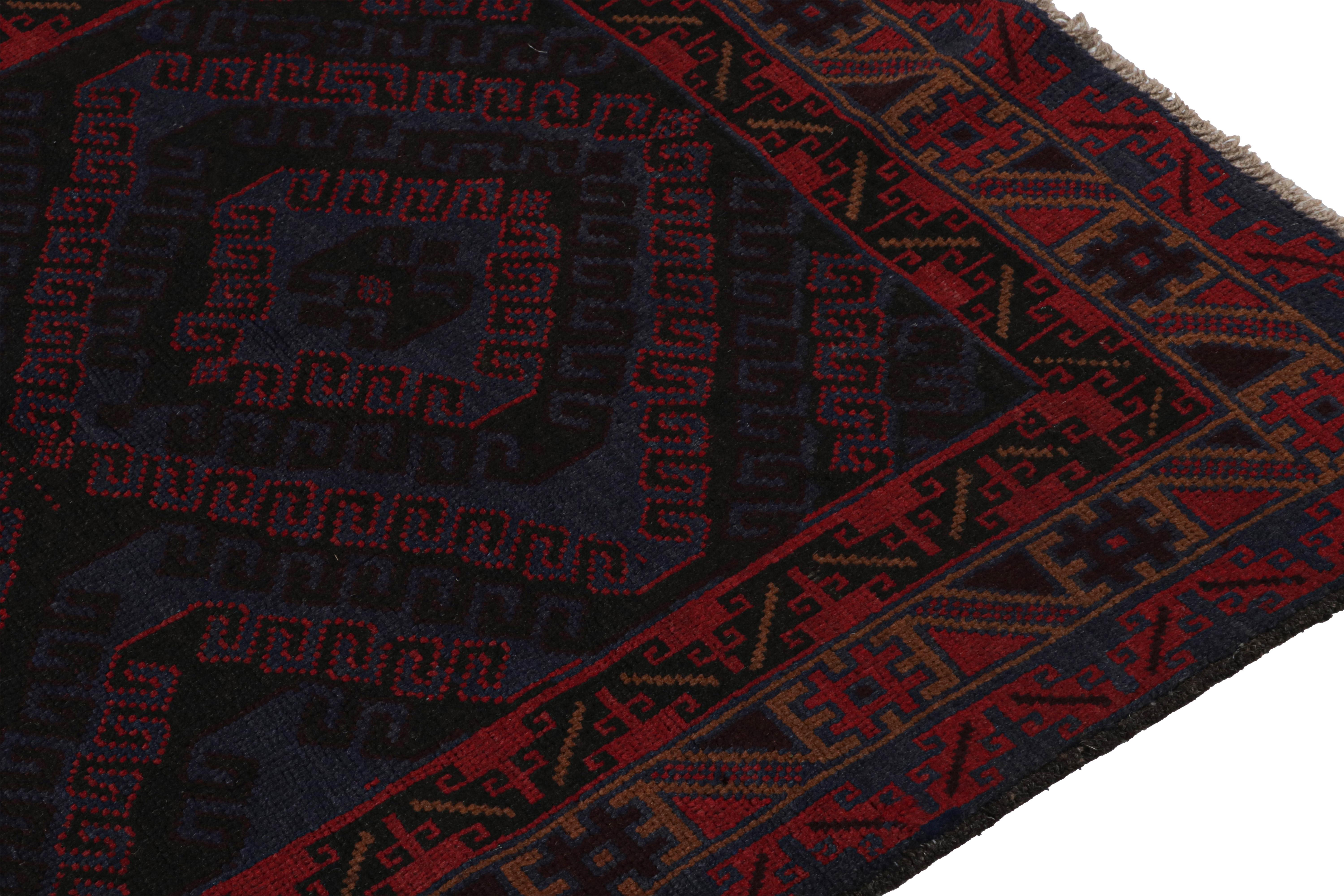 Annodato a mano Tappeto tribale Baluch vintage in blu con motivi geometrici rossi, da Rug & Kilim in vendita