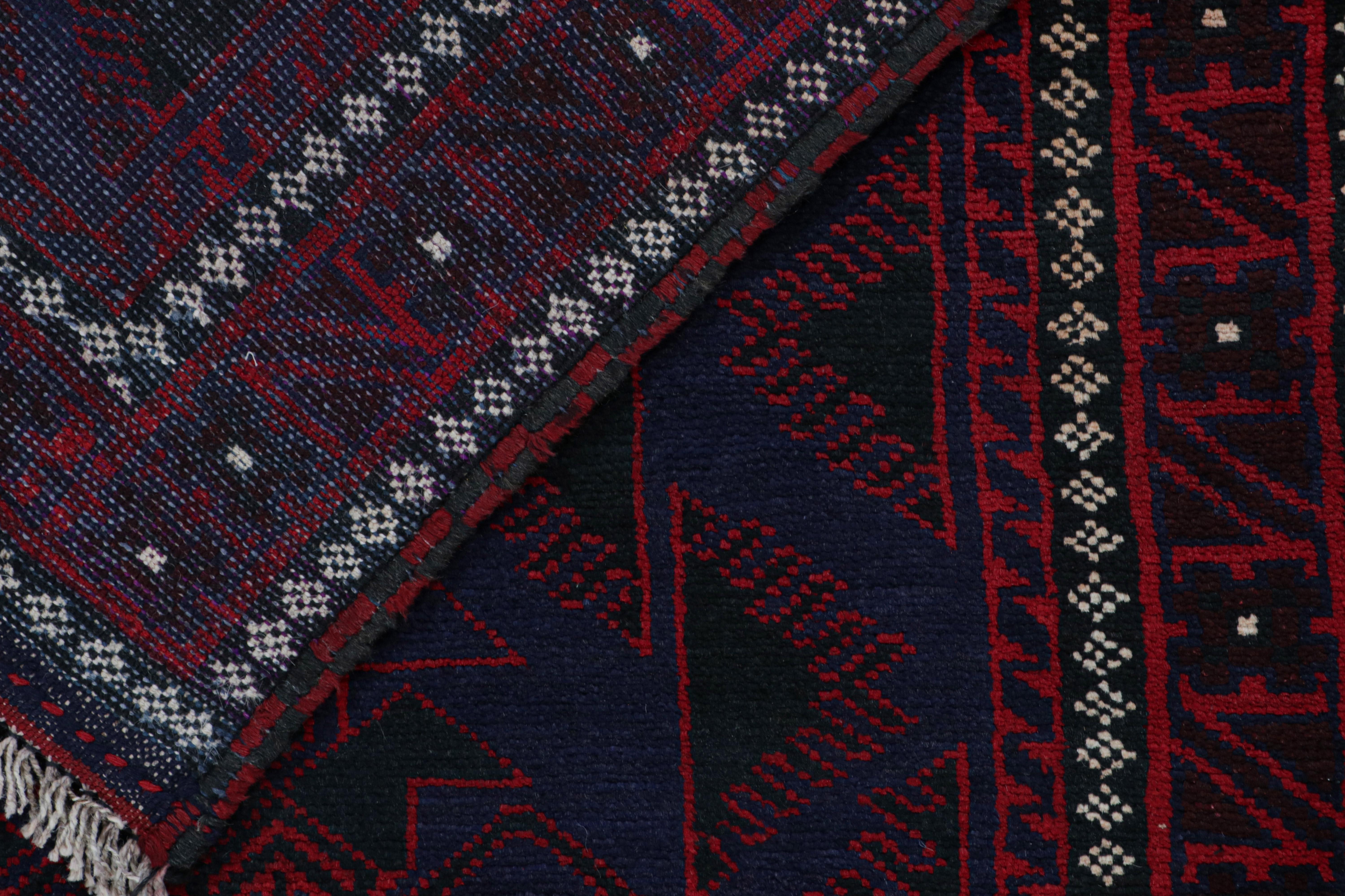 Vintage Baluch Stammes-Teppich in Blau mit roten geometrischen Mustern, von Rug & Kilim  (Mitte des 20. Jahrhunderts) im Angebot