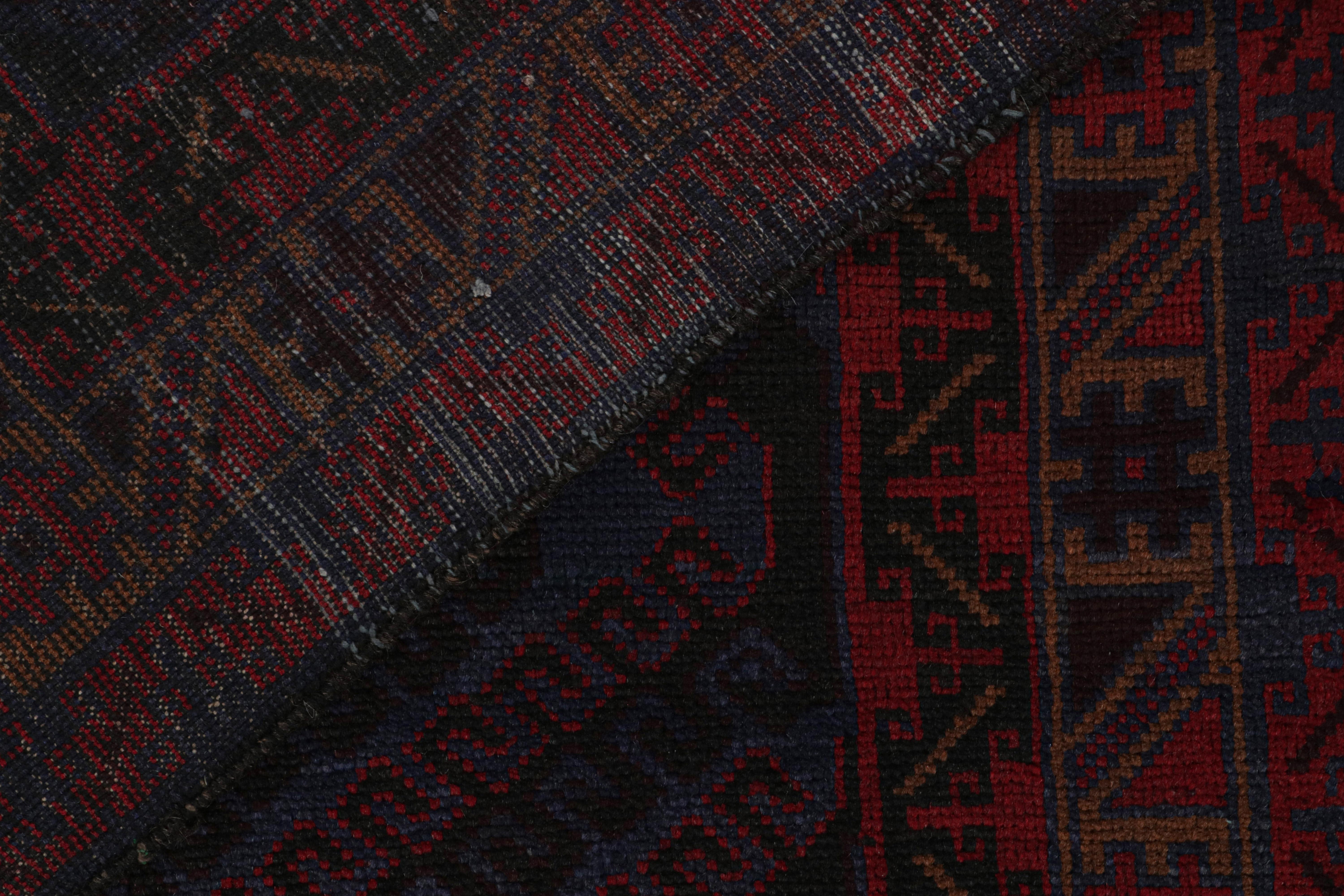 Metà XX secolo Tappeto tribale Baluch vintage in blu con motivi geometrici rossi, da Rug & Kilim in vendita
