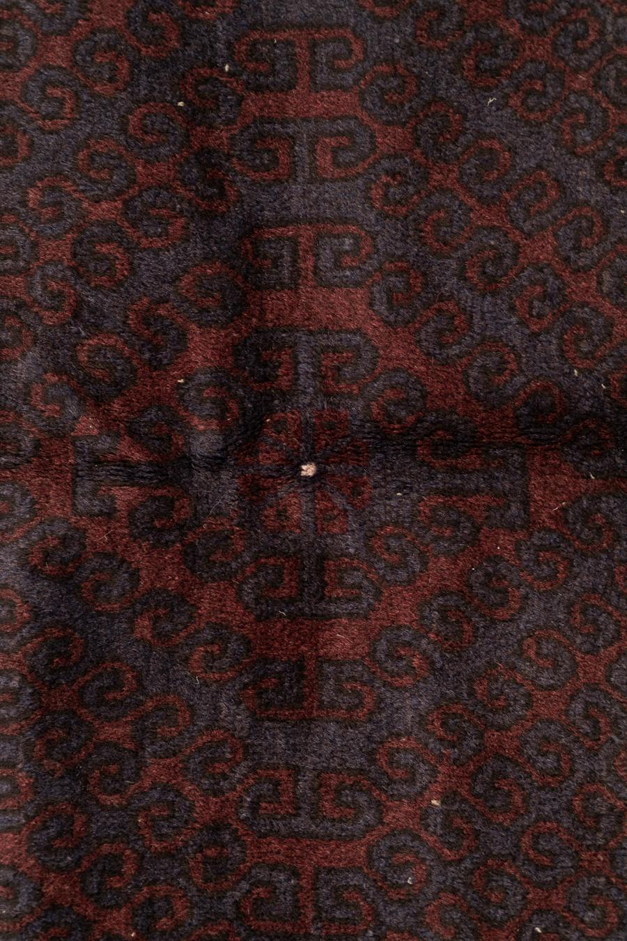 Ein farbenprächtiger Vintage-Baluch-Teppich in Marineblau und Weinrot mit mehrschichtigen geometrischen Mustern und einem schön ausbalancierten Tribal-Design - ein elegantes, stimmungsvolles Stück für jedes anspruchsvolle Interieur.