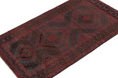 Rug & Kilim's Baluch Tribal Rug in Red, Blue and Brown Geometric Patterns (tapis tribal Baluch à motifs géométriques rouges, bleus et bruns)