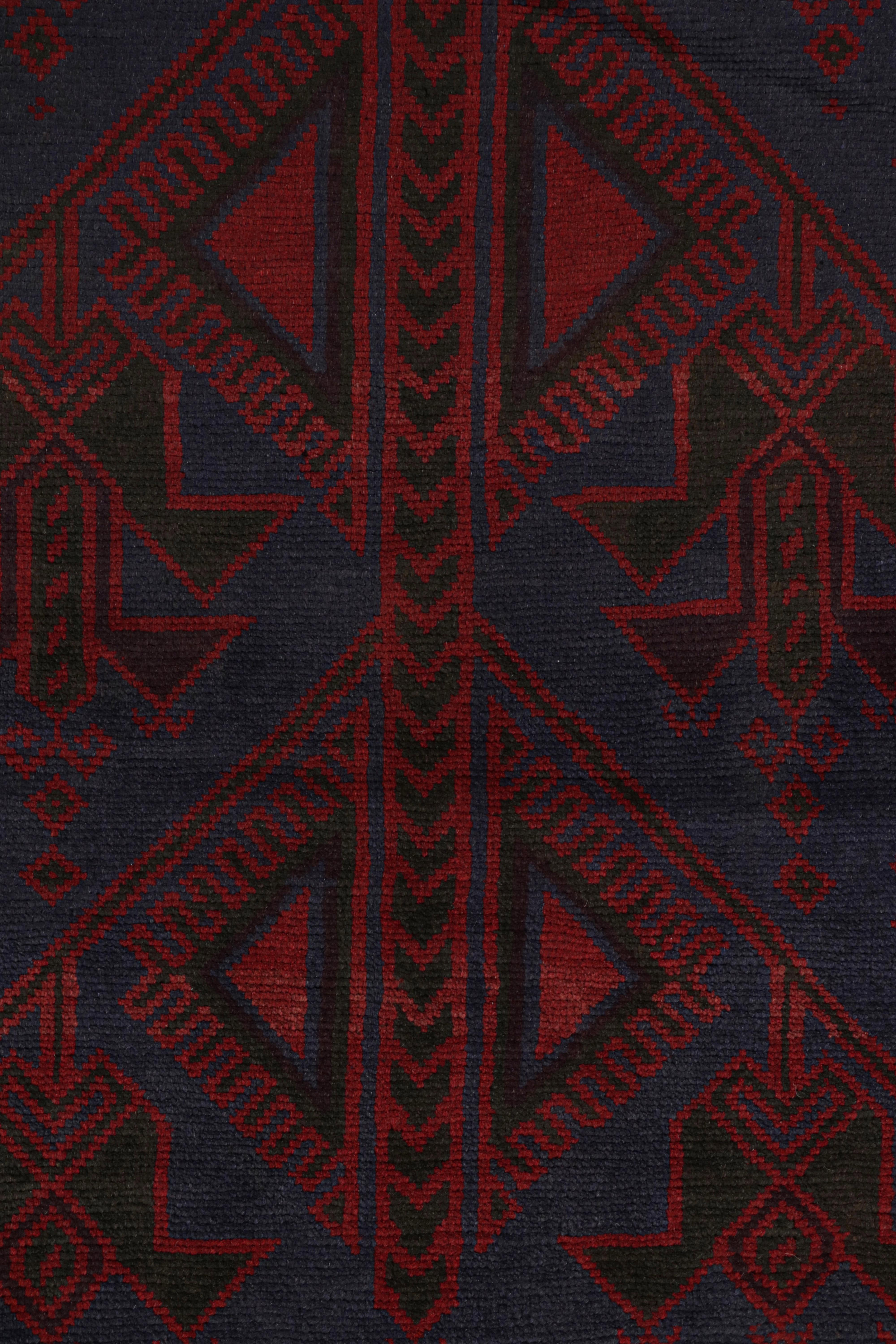 Vintage Baluch Stammes-Teppich in roten und blauen geometrischen Mustern, von Rug & Kilim im Zustand „Gut“ im Angebot in Long Island City, NY