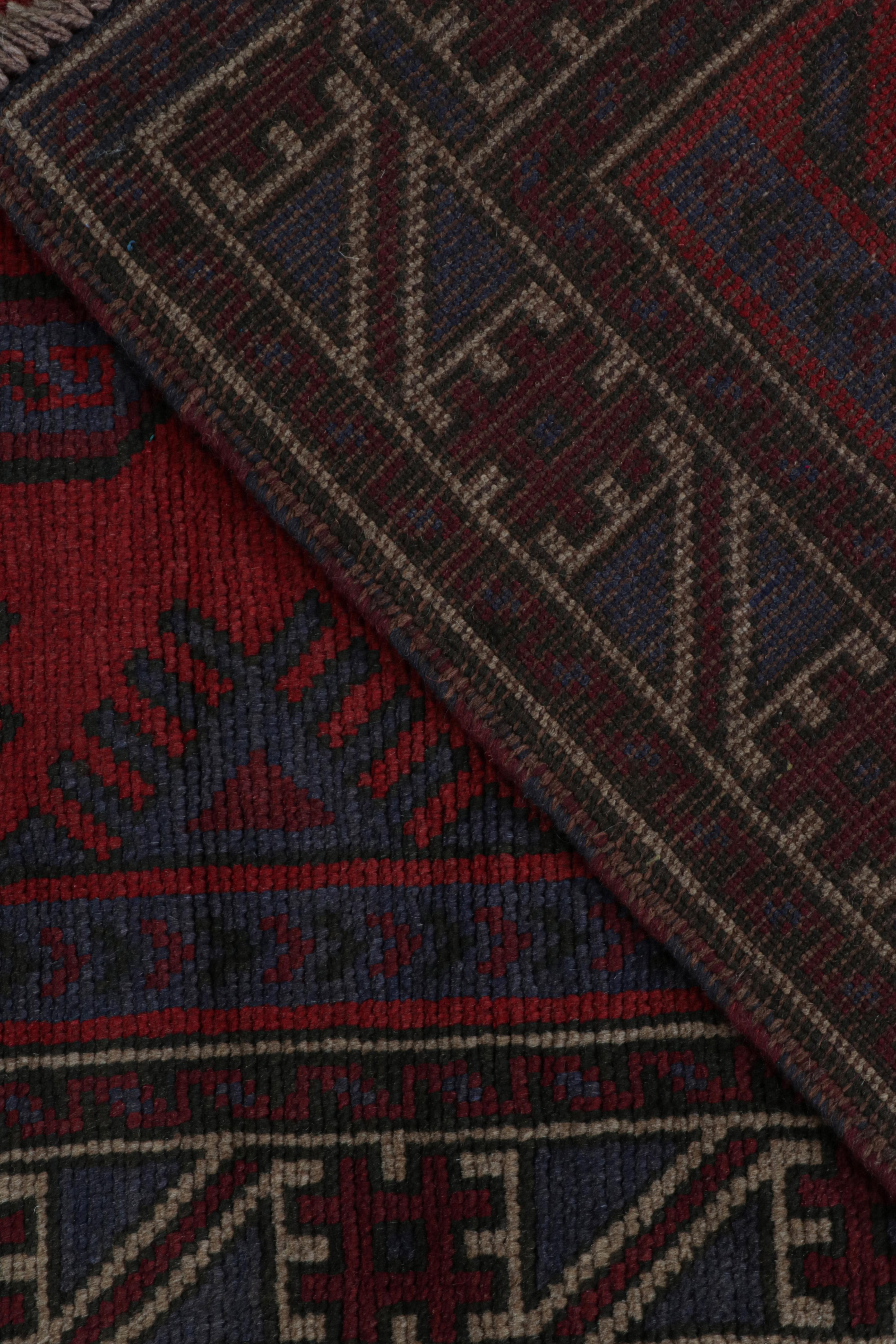 Vintage Baluch Stammes-Teppich in Rot & Marineblau-Muster von Rug & Kilim (Mitte des 20. Jahrhunderts) im Angebot