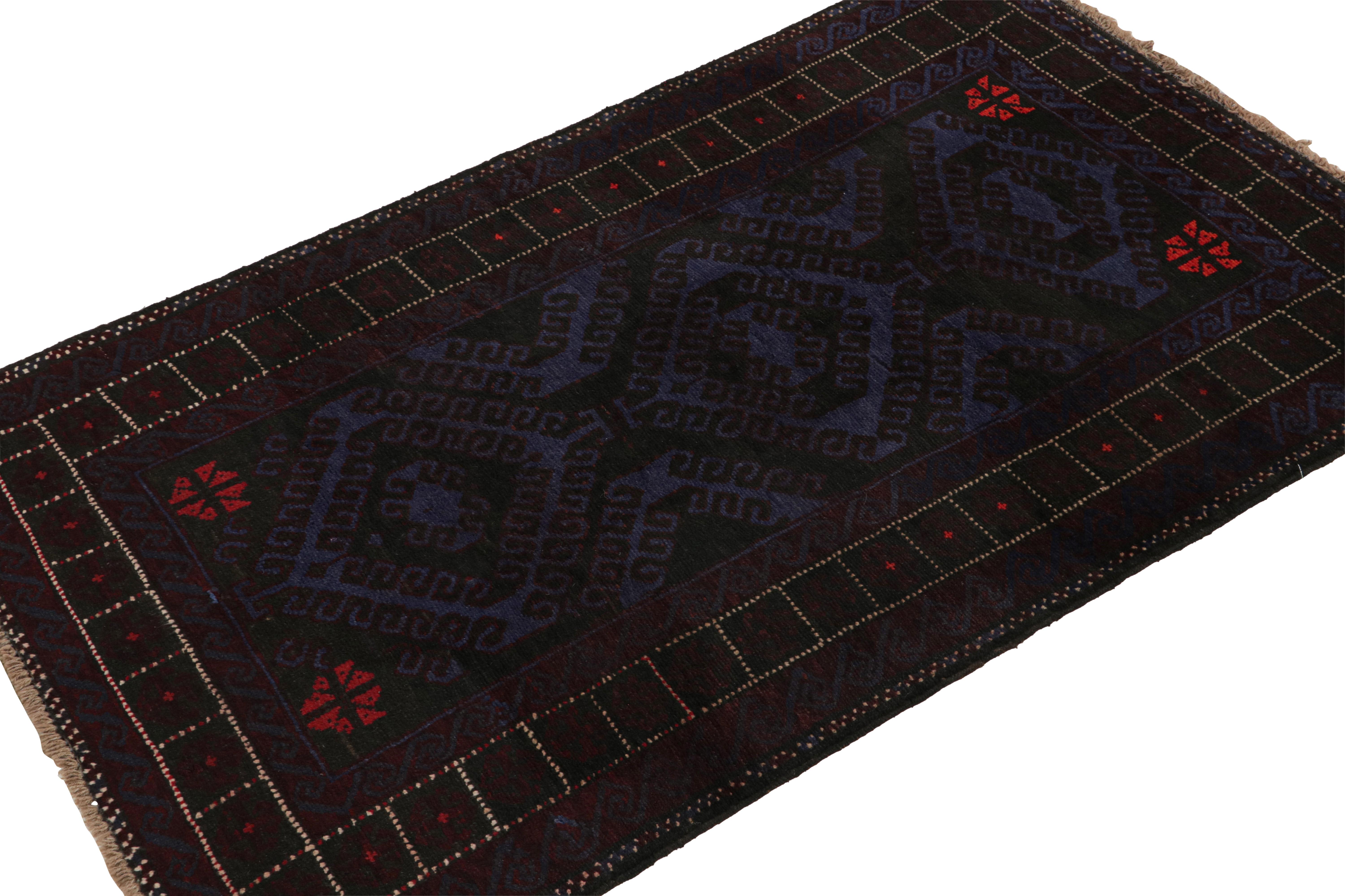 Annodato a mano in lana e pelo di capra intorno al 1950-1960, questo tappeto tribale Baluch vintage 4x6 è una nuova selezione di Rug & Kilim. 

Sul design: 

Questo tappeto runner presenta sfumature blu navy e indaco, con motivi geometrici neri e