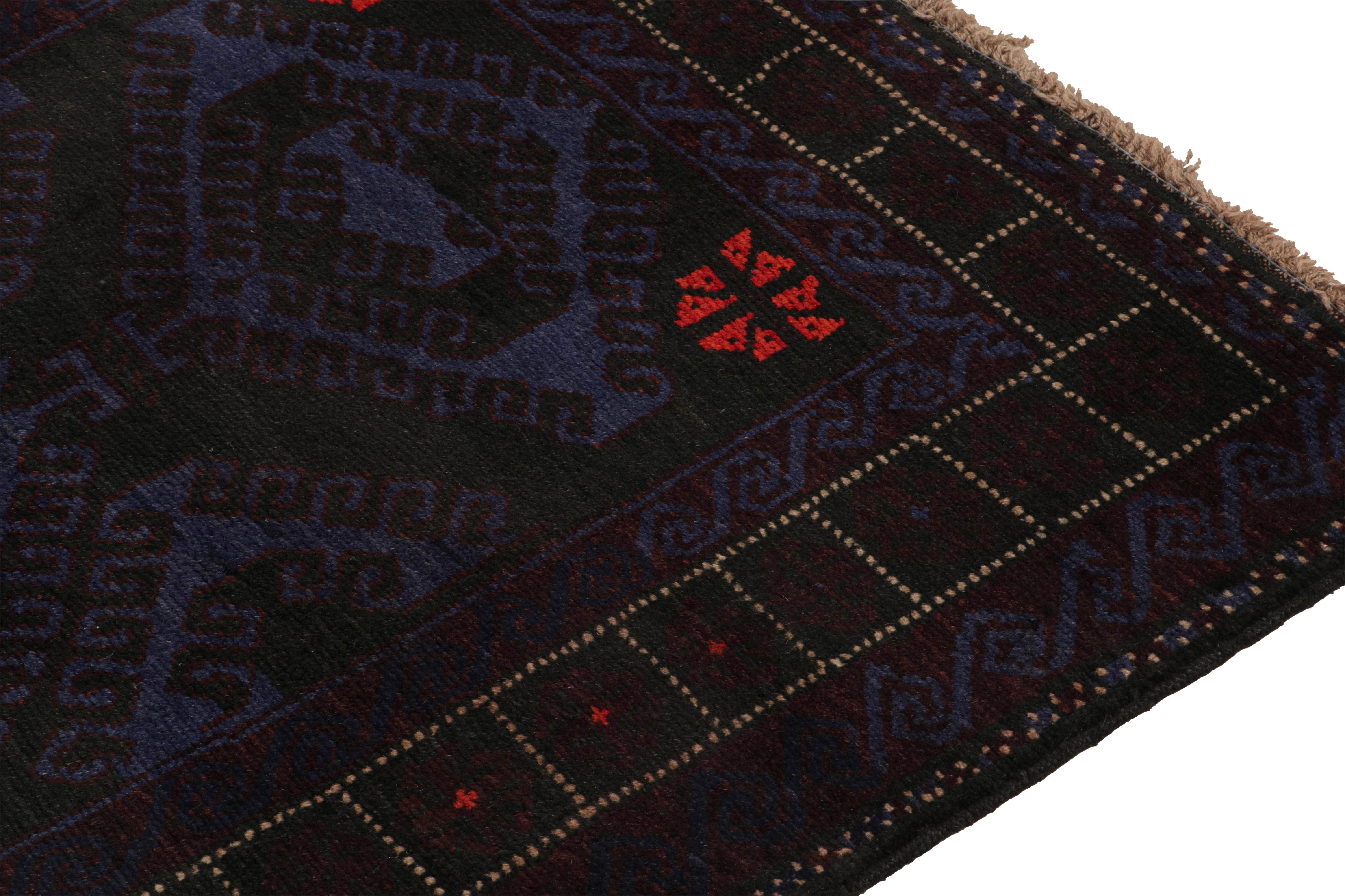 Annodato a mano Tappeto tribale Baluch vintage con motivi geometrici blu e neri, da Rug & Kilim in vendita
