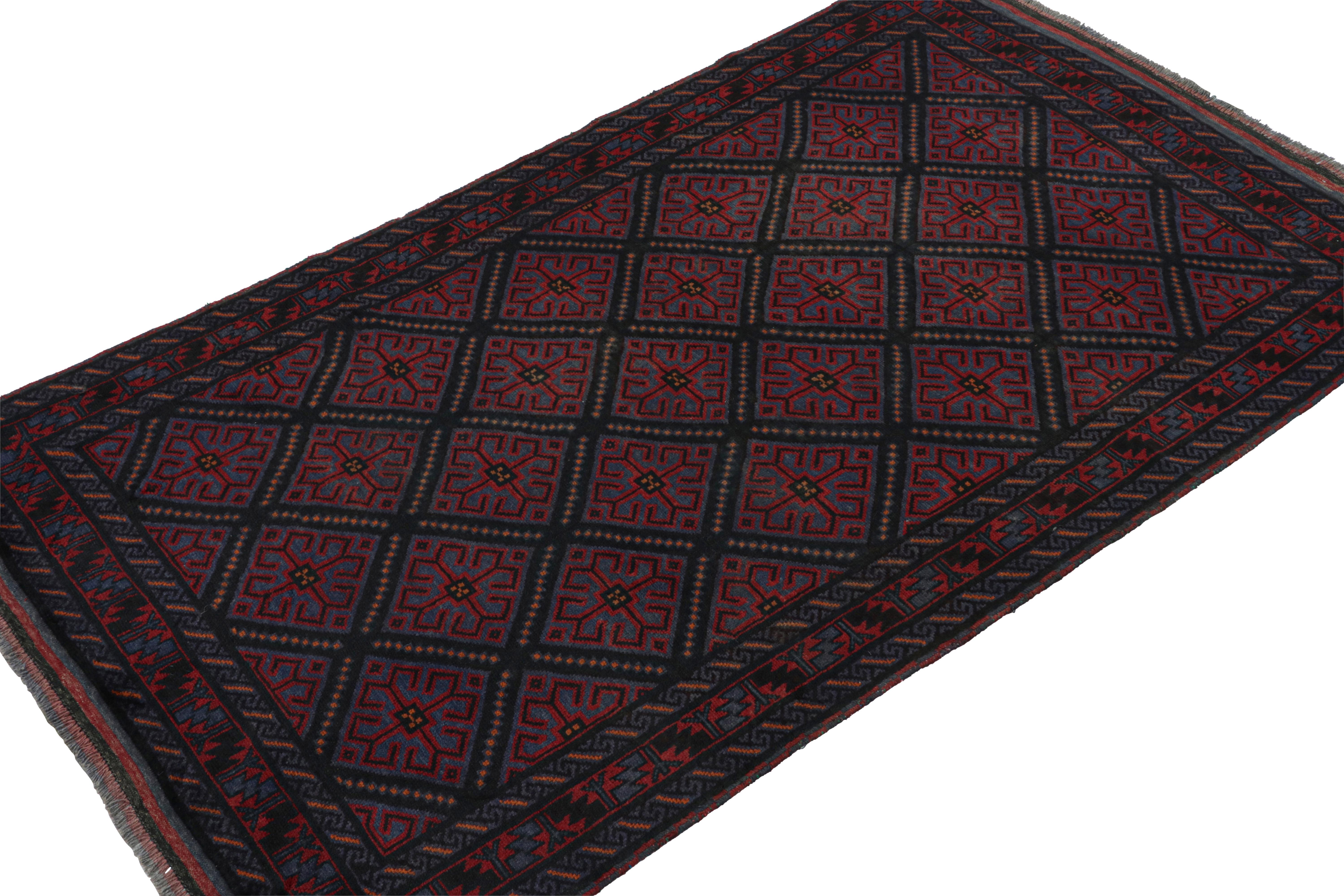 Dieser handgeknüpfte Teppich aus Wolle und Ziegenhaar (ca. 1950-1960) im Format 5 x 8 ist eine neue Kuration von Rug & Kilim. 

Über das Design: 

Dieser Läufer besticht durch marineblaue und indigofarbene Untertöne, rote geometrische Muster und