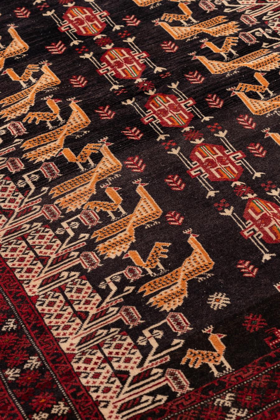 Vintage Baluch Stammesteppich mit Pfauenmotiven, schwarze und rote Wolle, 1950er Jahre im Zustand „Hervorragend“ im Angebot in Barueri, SP, BR