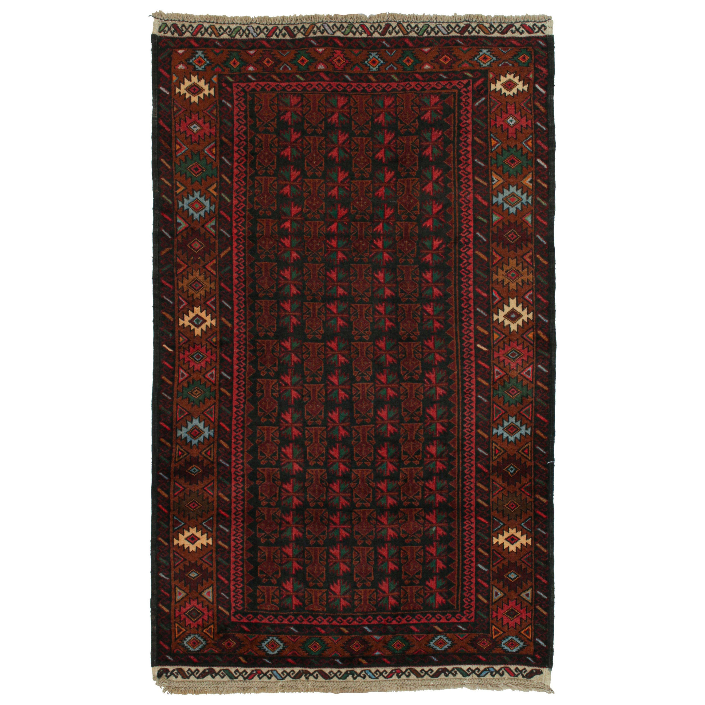 Alfombra tribal baluch vintage con motivos geométricos rojos y verde azulado, de Rug & Kilim en venta