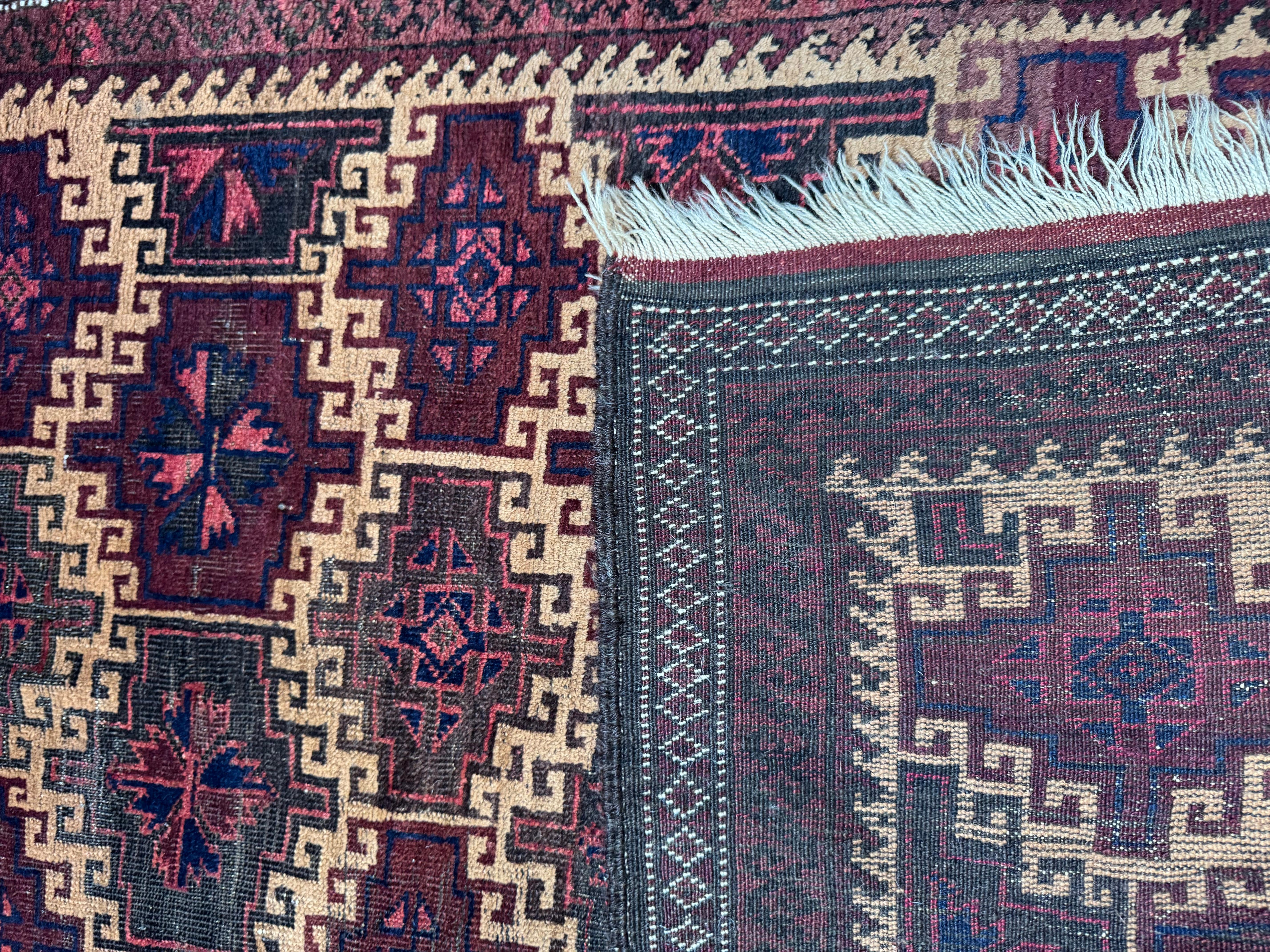 Vintage Balutch Teppich mit Tribal Star Medaillons in Burgund und Schwarz - 5'4