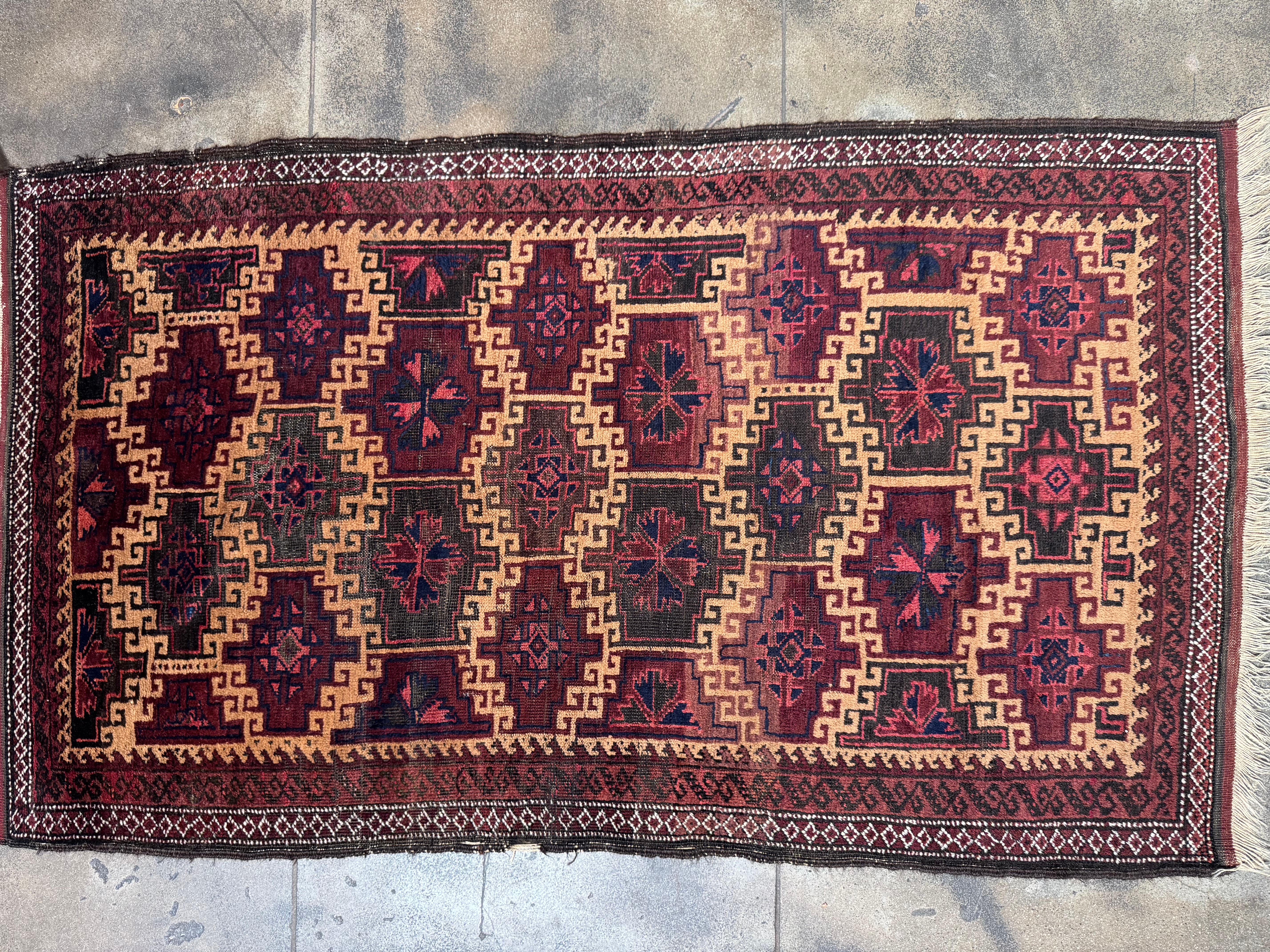 Vintage Balutch Teppich mit Tribal Star Medaillons in Burgund und Schwarz - 5'4