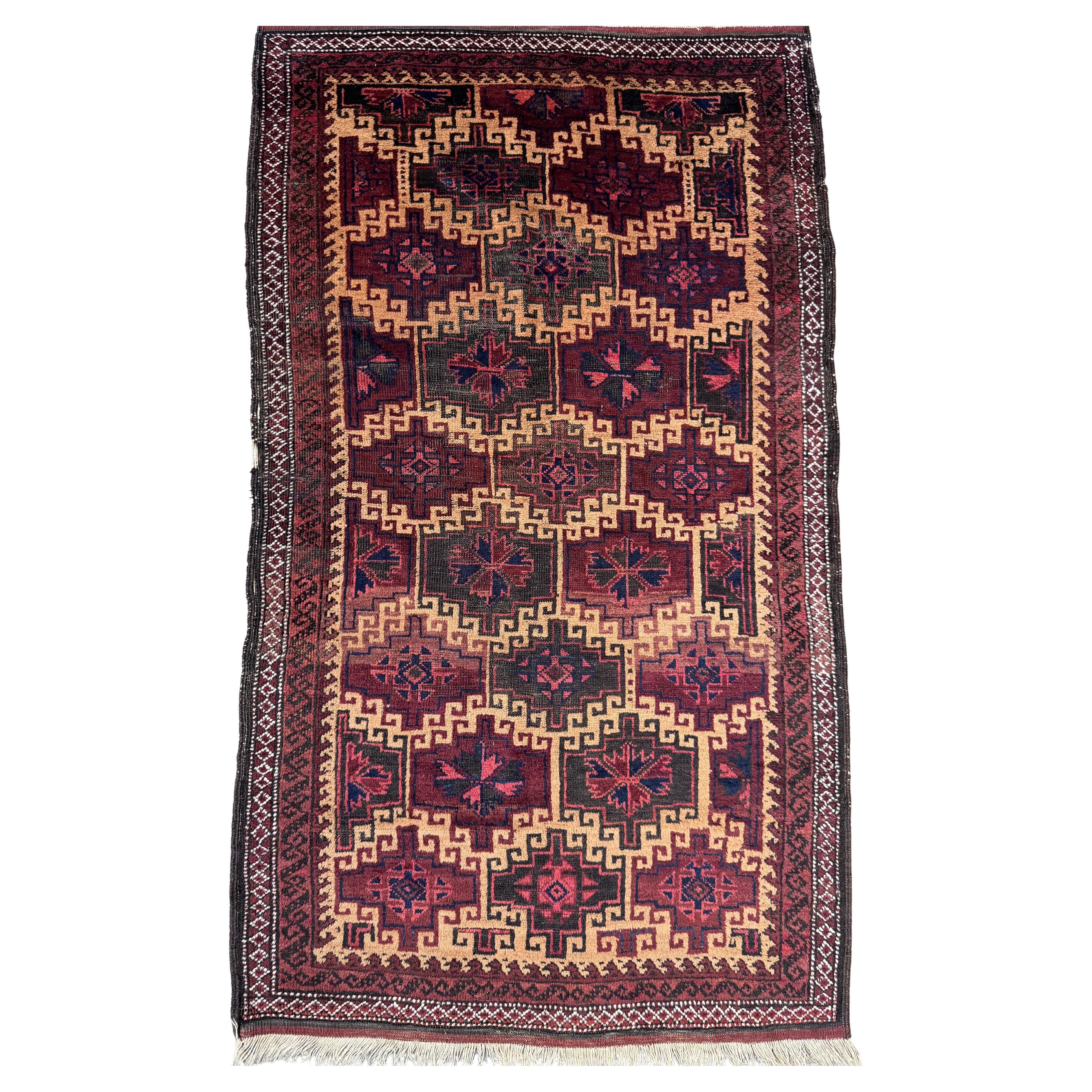 Vintage Balutch Teppich mit Tribal Star Medaillons in Burgund und Schwarz - 5'4" X 3 im Angebot
