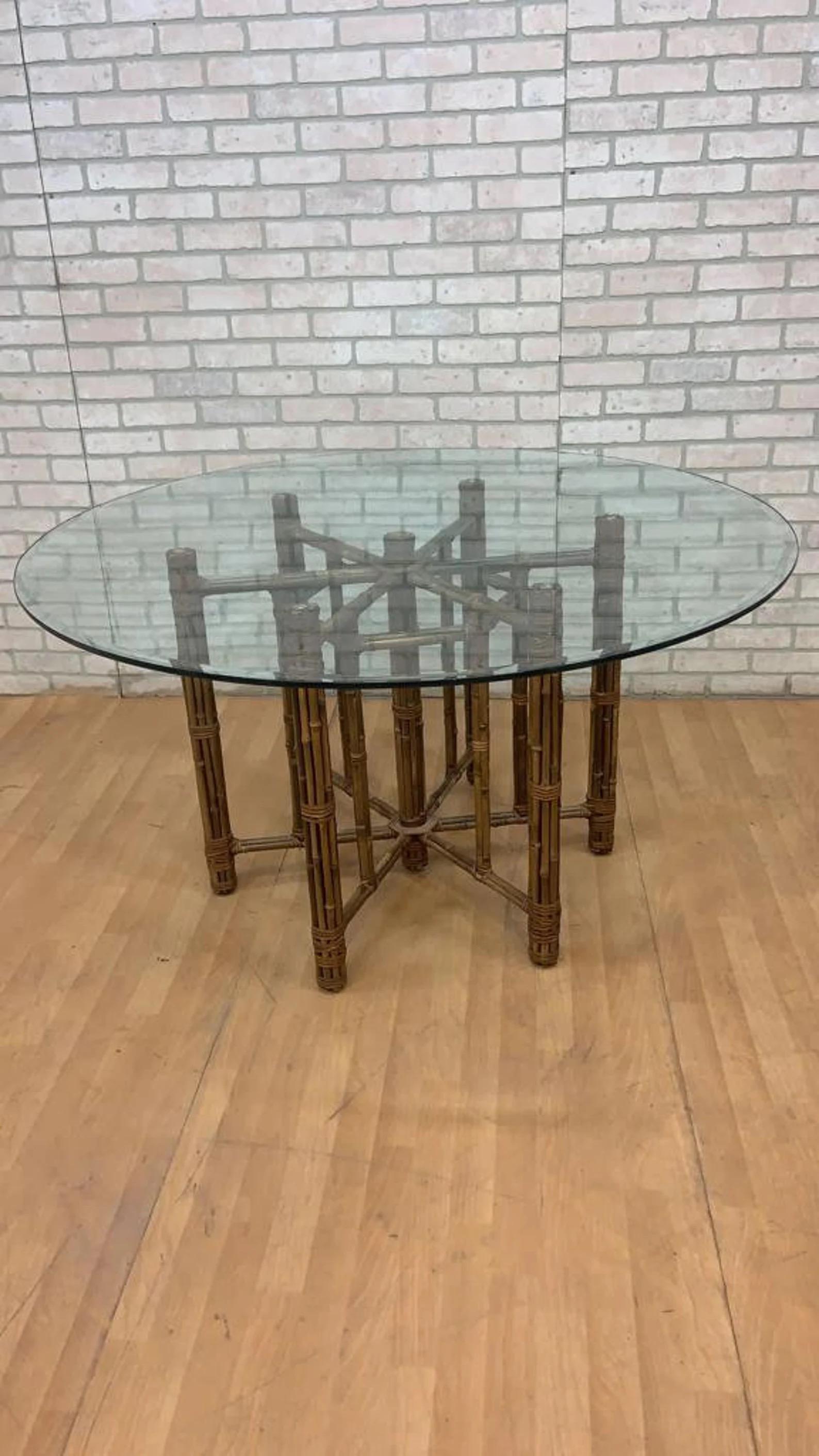 Table de salle à manger Vintage Organic Modern en bambou et cuir avec plateau en verre par McGuire

La table de salle à manger hexagonale Vintage Organic Modern en bambou et cuir avec plateau en verre de McGuire illustre un mélange harmonieux de
