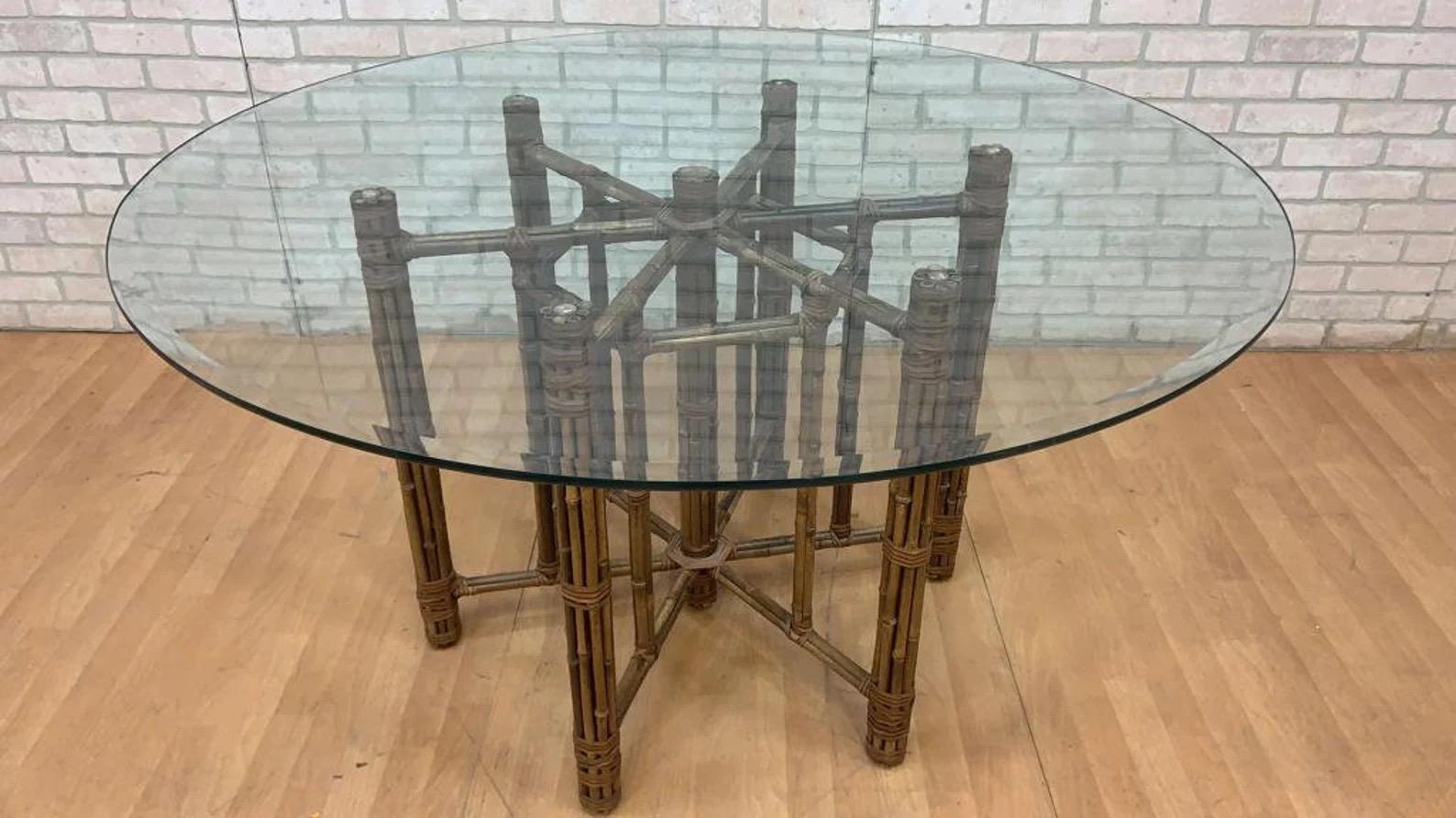 Mid-Century Modern Table de salle à manger vintage en bambou et cuir avec plateau en verre par McGuire en vente