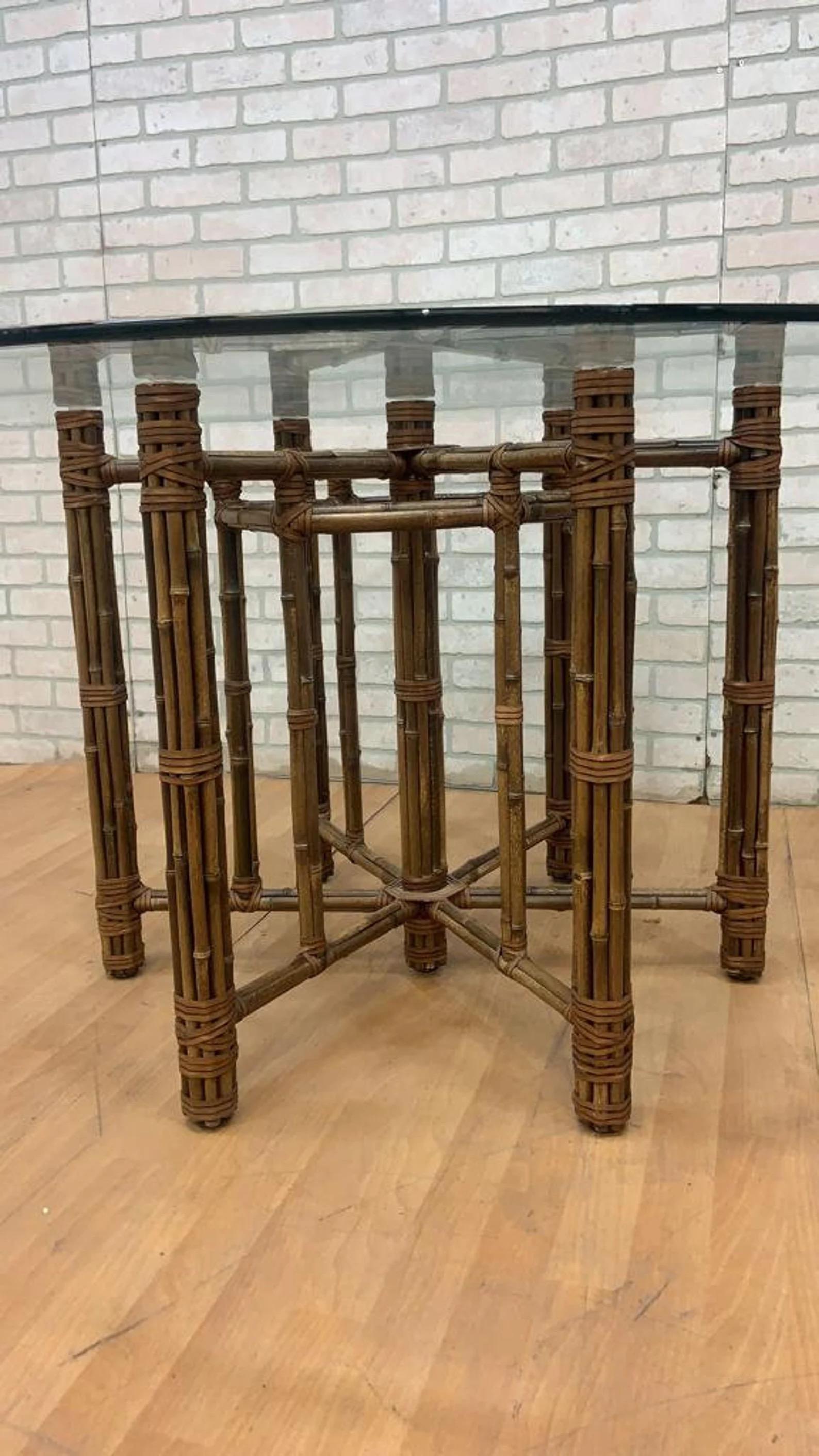 Inconnu Table de salle à manger vintage en bambou et cuir avec plateau en verre par McGuire en vente