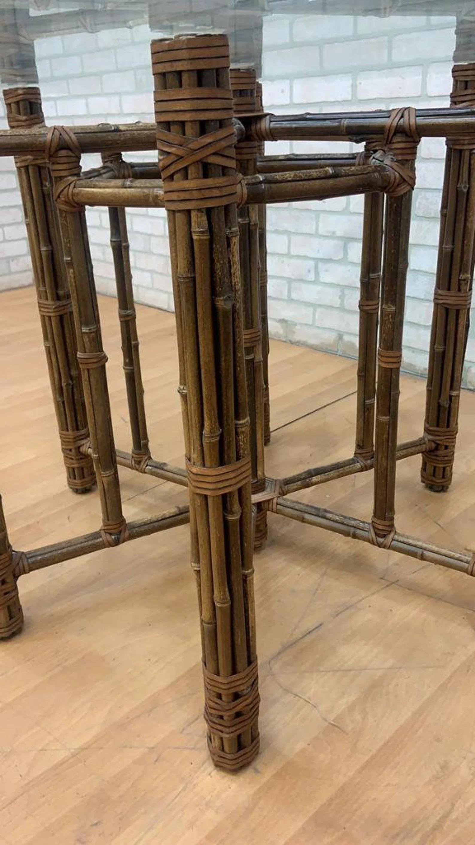 Table de salle à manger vintage en bambou et cuir avec plateau en verre par McGuire Bon état - En vente à Chicago, IL