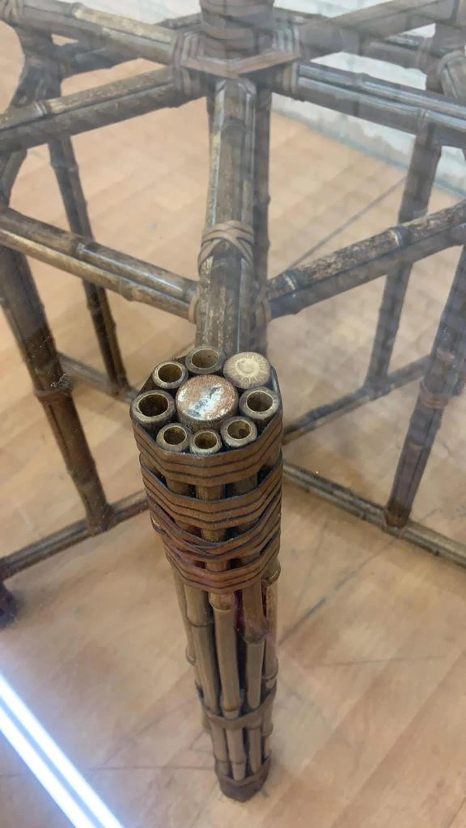 20ième siècle Table de salle à manger vintage en bambou et cuir avec plateau en verre par McGuire en vente