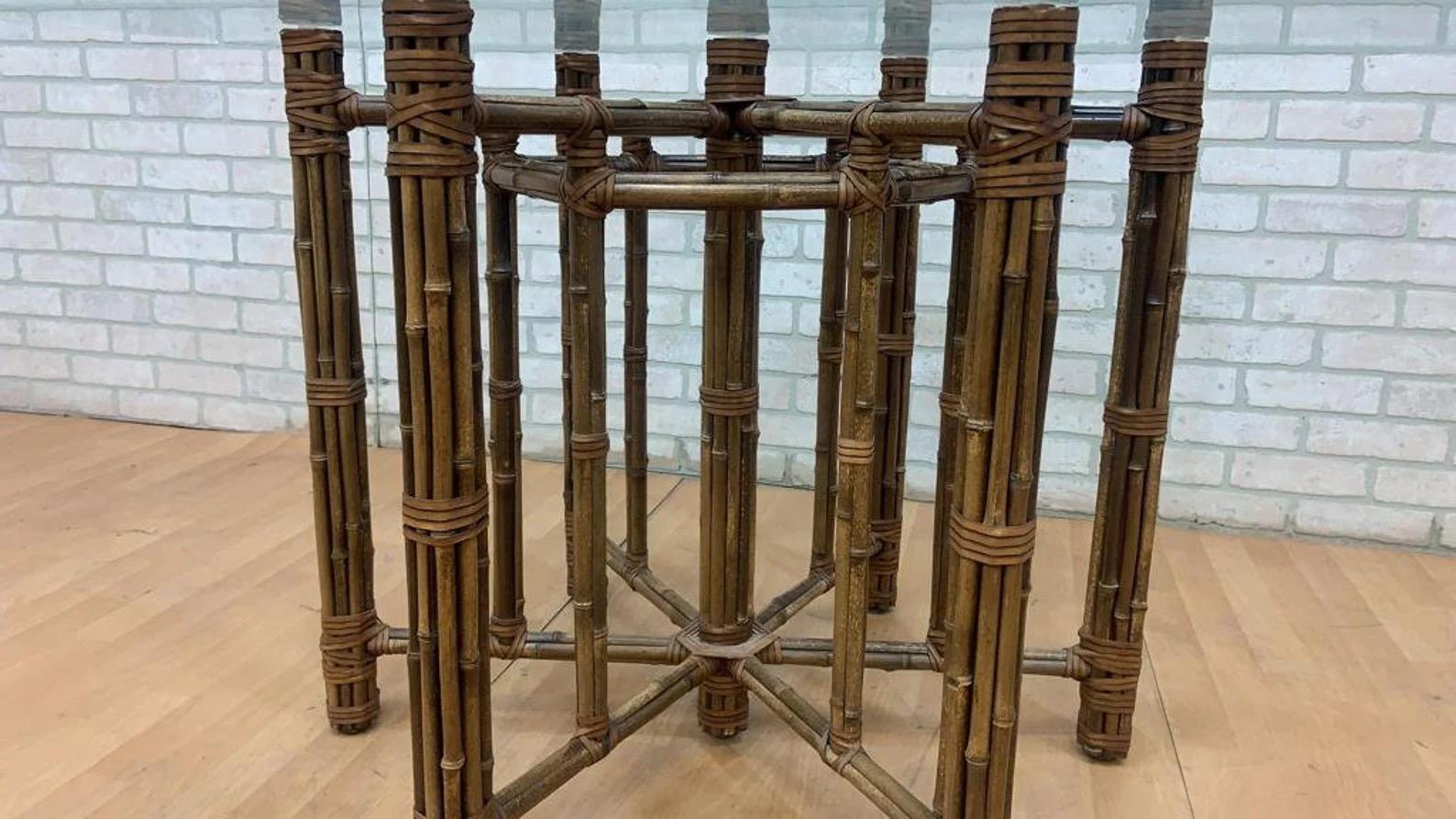 Cuir Table de salle à manger vintage en bambou et cuir avec plateau en verre par McGuire en vente