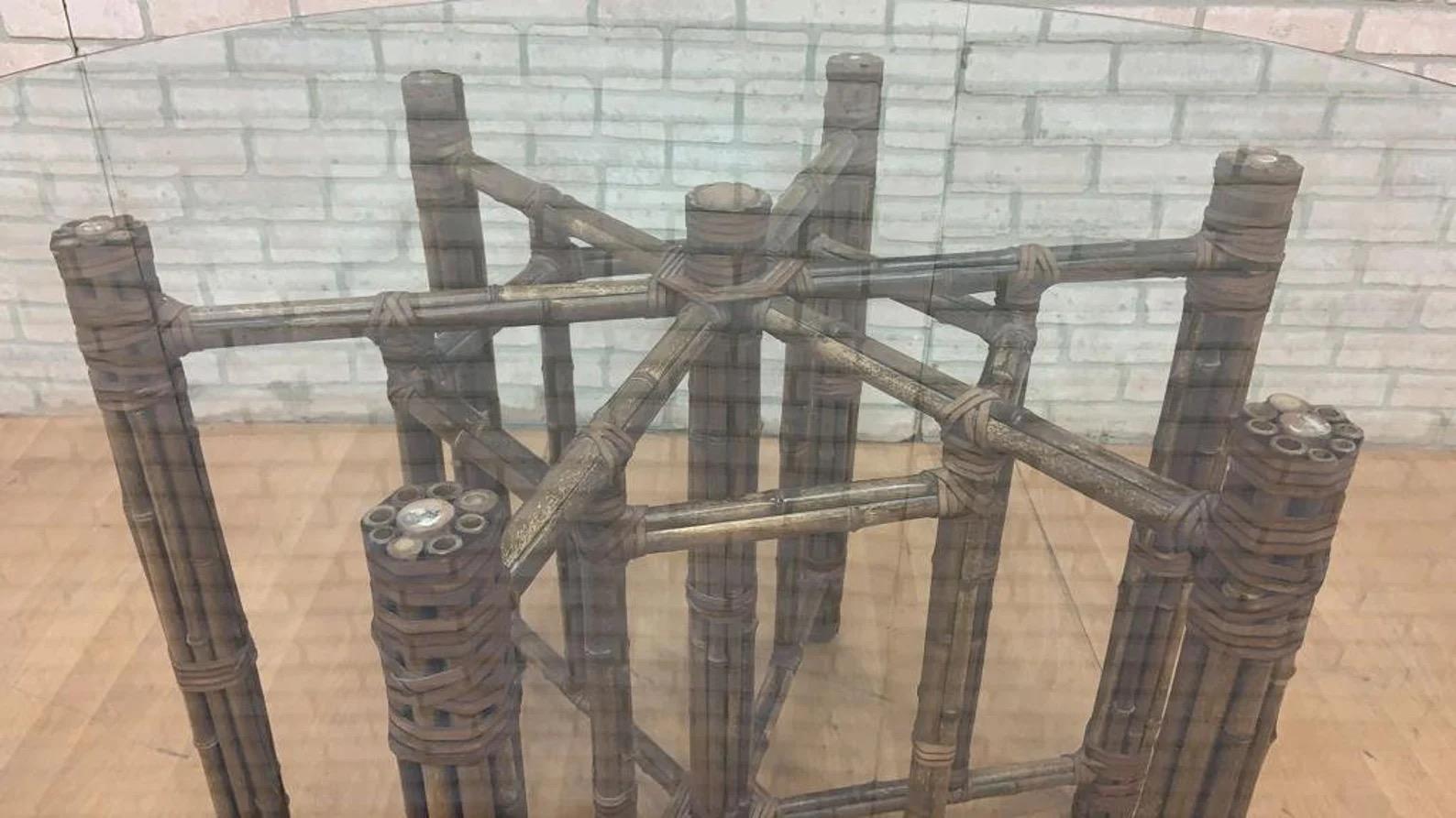 Table de salle à manger vintage en bambou et cuir avec plateau en verre par McGuire en vente 1