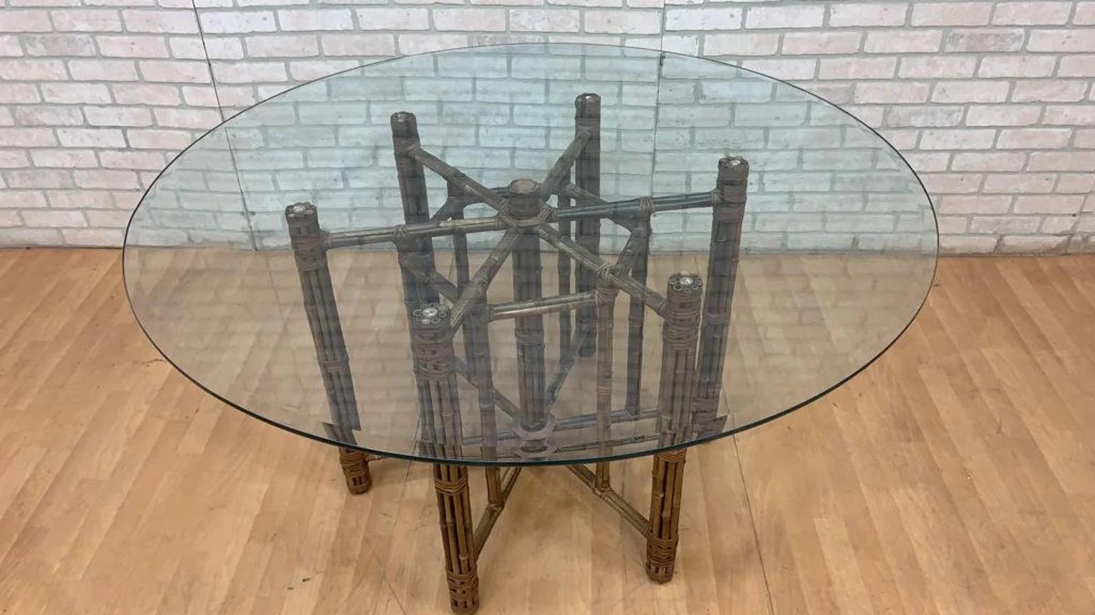Table de salle à manger vintage en bambou et cuir avec plateau en verre par McGuire en vente 2