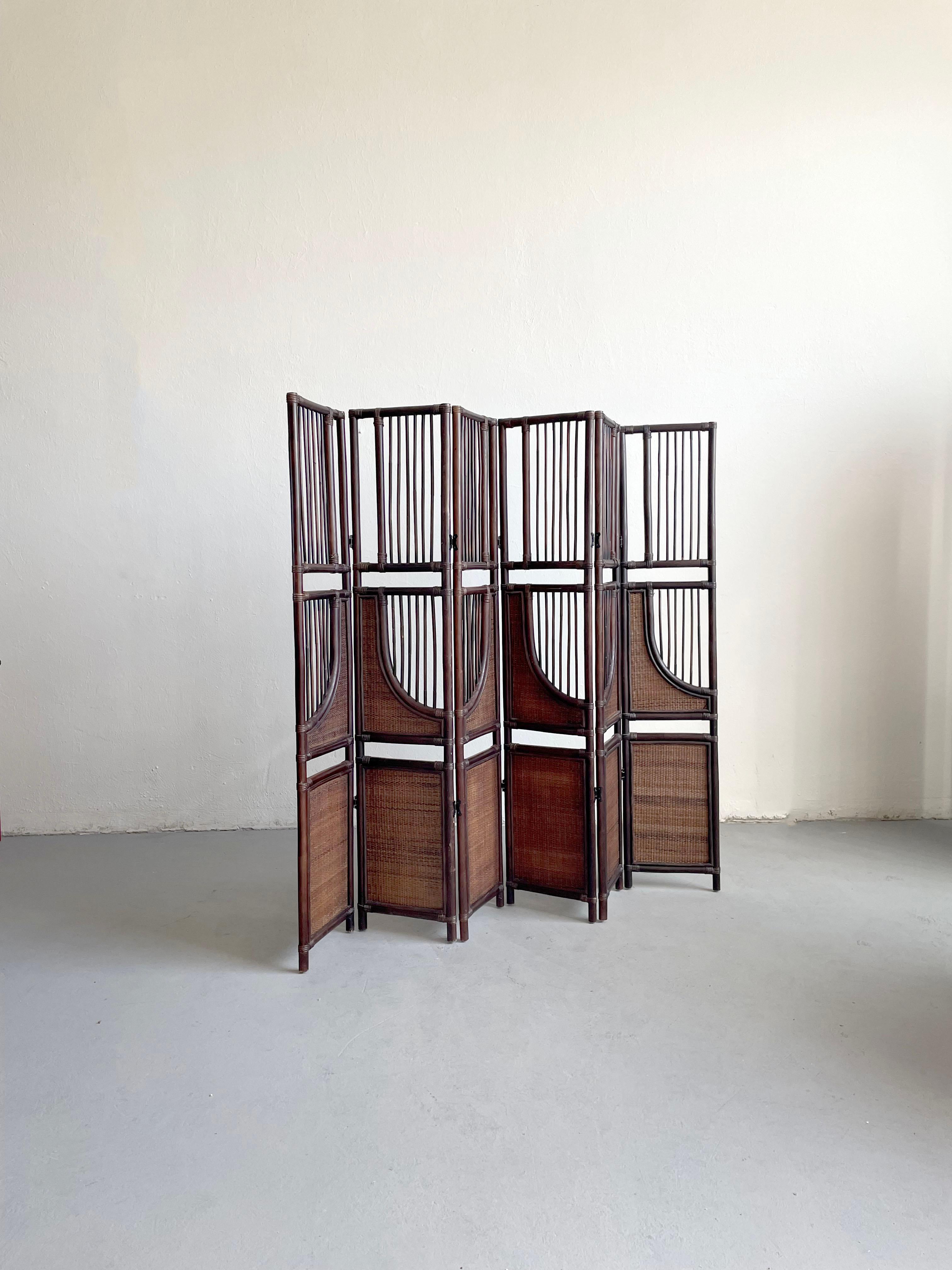 Mid-Century Modern tall six wall-panel solid bamboo and rattan room divider, screen, or paravent in dark brown finish.

Manufactured in the 1970s/1980s

Remains in a very good vintage condition, with some small traces of age and use-related