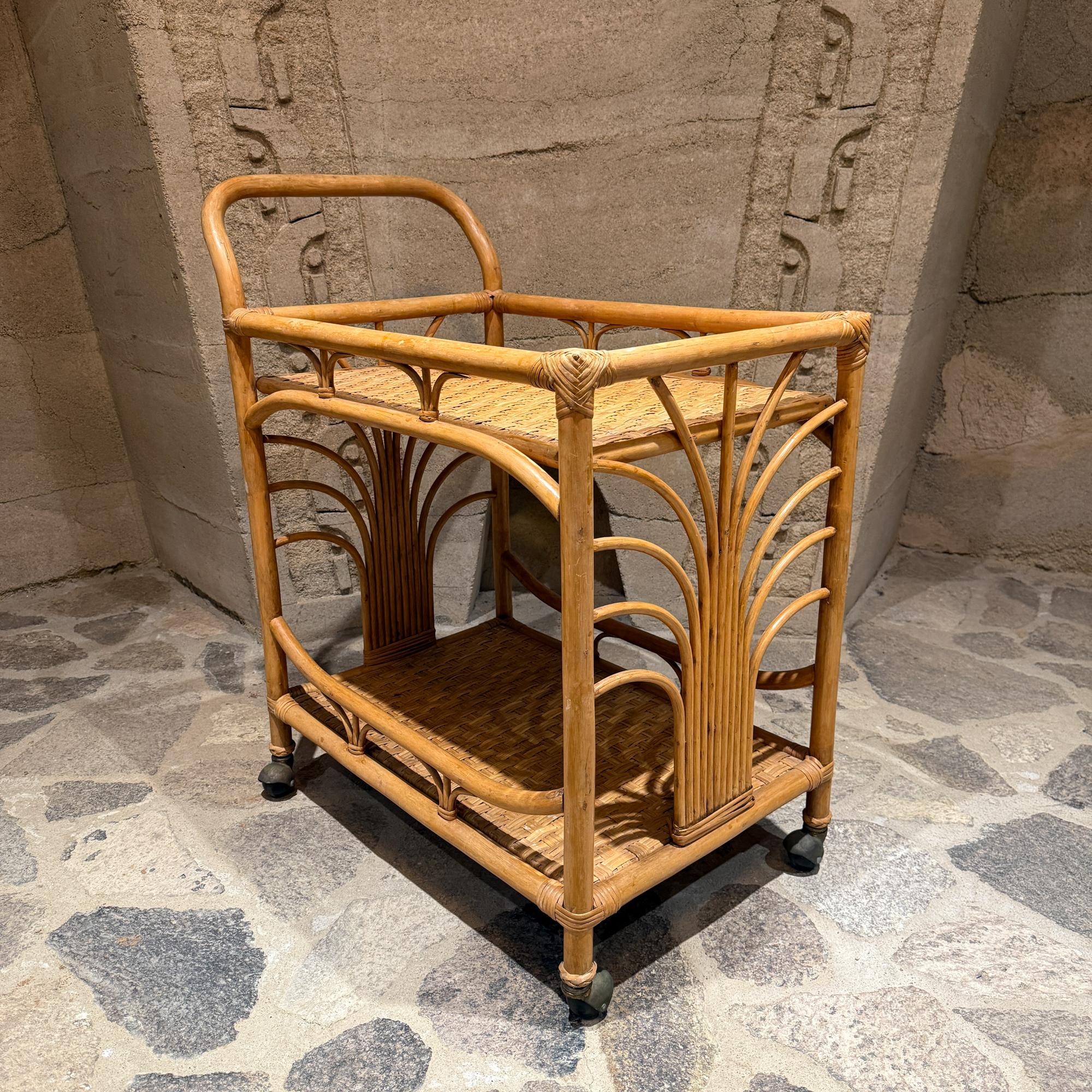 Mid-Century Modern Vintage Bamboo and Rattan Bar Cart Serving Trolley en vente