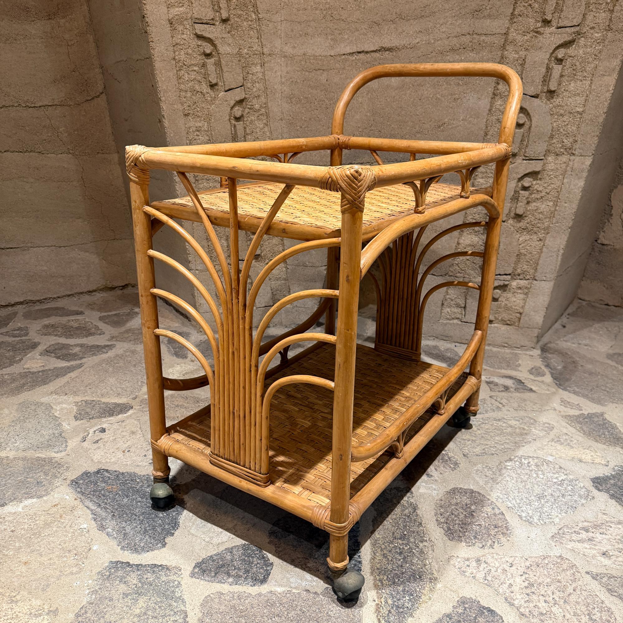 Milieu du XXe siècle Vintage Bamboo and Rattan Bar Cart Serving Trolley en vente