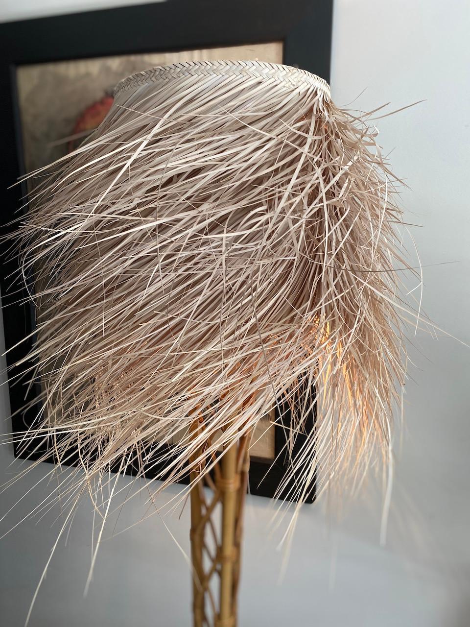 Lampadaire vintage en bambou et rotin 1960, abat-jour Rock The Kasbah en fibre de palmier naturelle. 
Hauteur du lampadaire sans l'abat-jour : 136 cm. 
Abat-jour 30 X 30 cm.