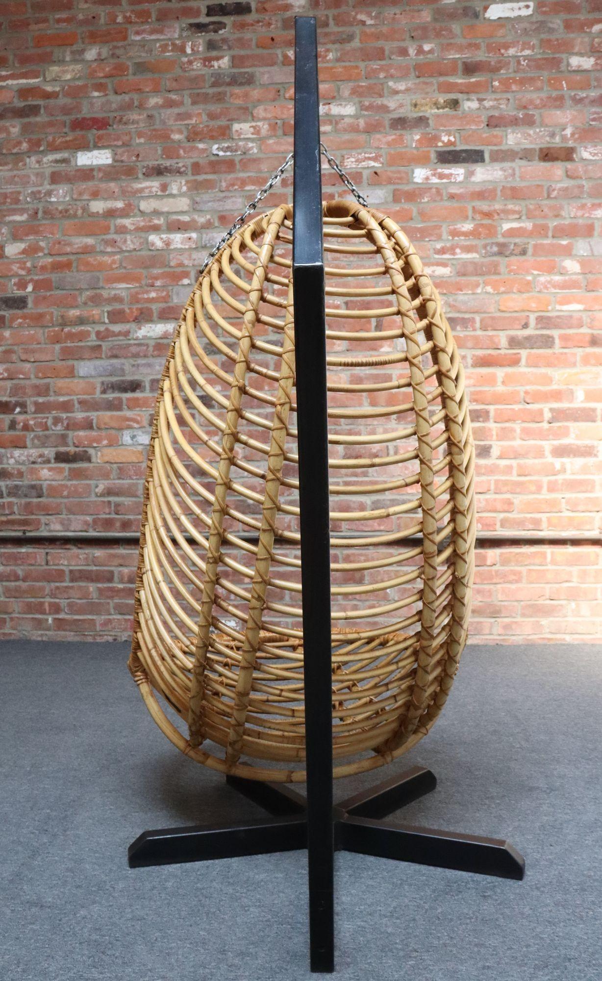 Sedia pappagallo appesa in bambù e rattan vintage con telaio a sbalzo in acciaio in vendita 3