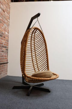 Sedia pappagallo appesa in bambù e rattan vintage con telaio a sbalzo in acciaio