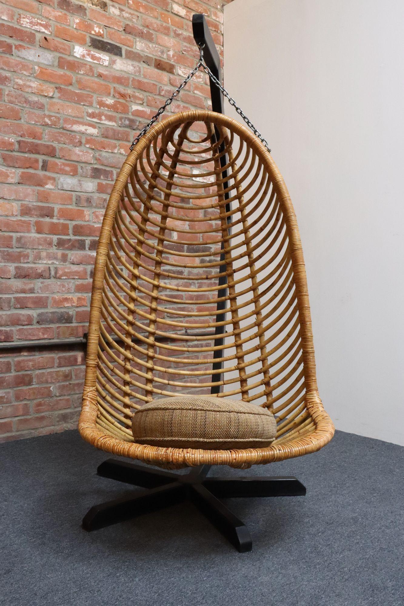 Mid-Century moderno Sedia pappagallo appesa in bambù e rattan vintage con telaio a sbalzo in acciaio in vendita