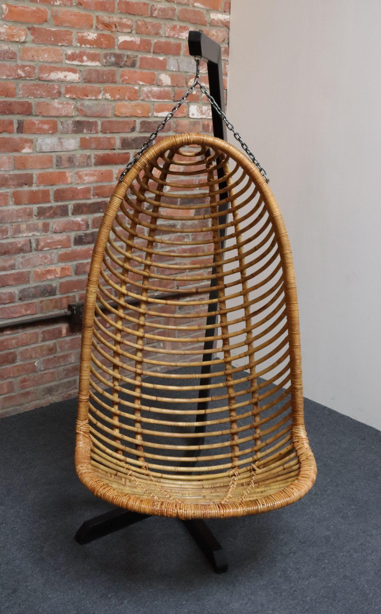 Americano Sedia pappagallo appesa in bambù e rattan vintage con telaio a sbalzo in acciaio in vendita