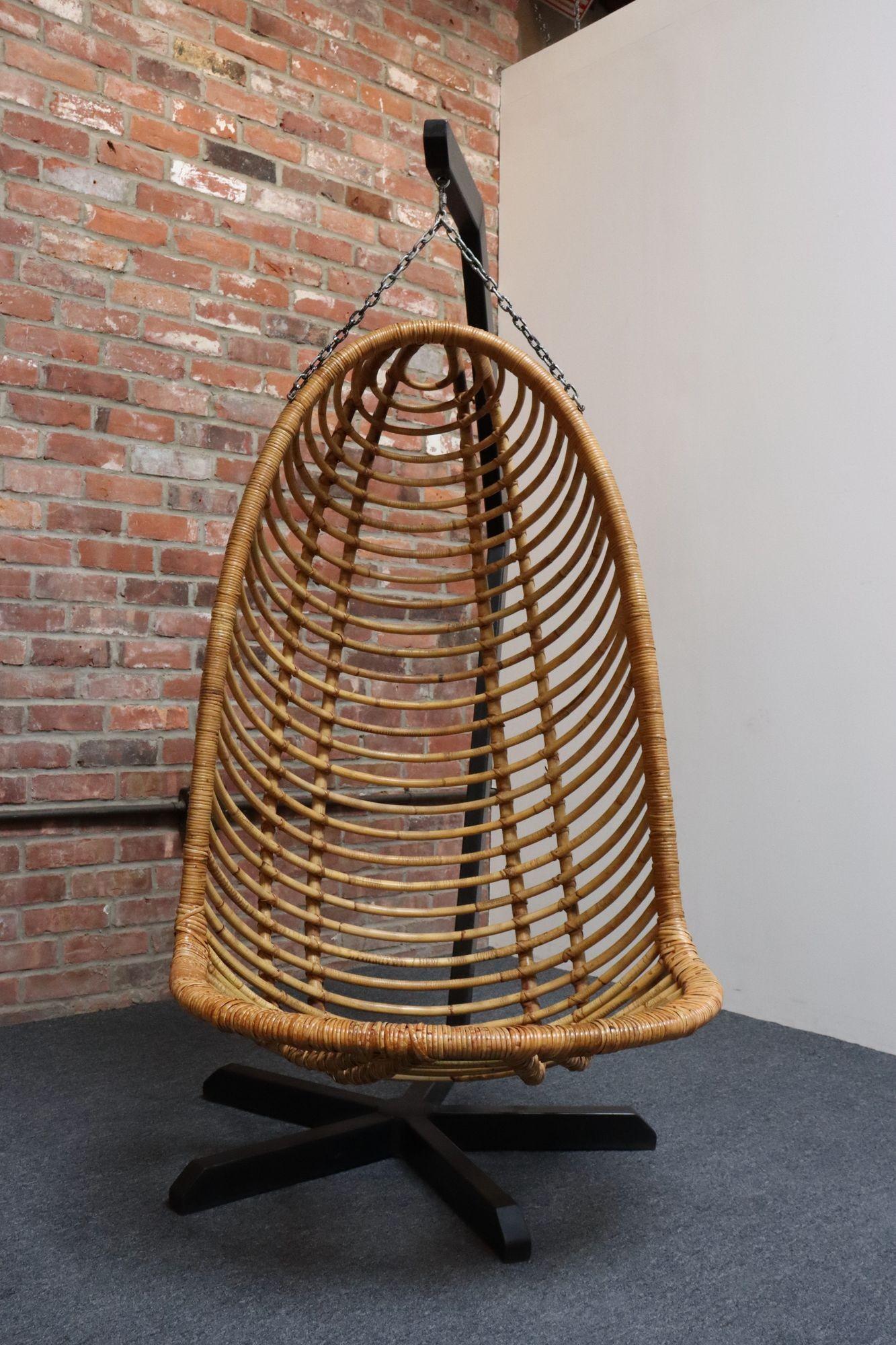 Dipinto Sedia pappagallo appesa in bambù e rattan vintage con telaio a sbalzo in acciaio in vendita