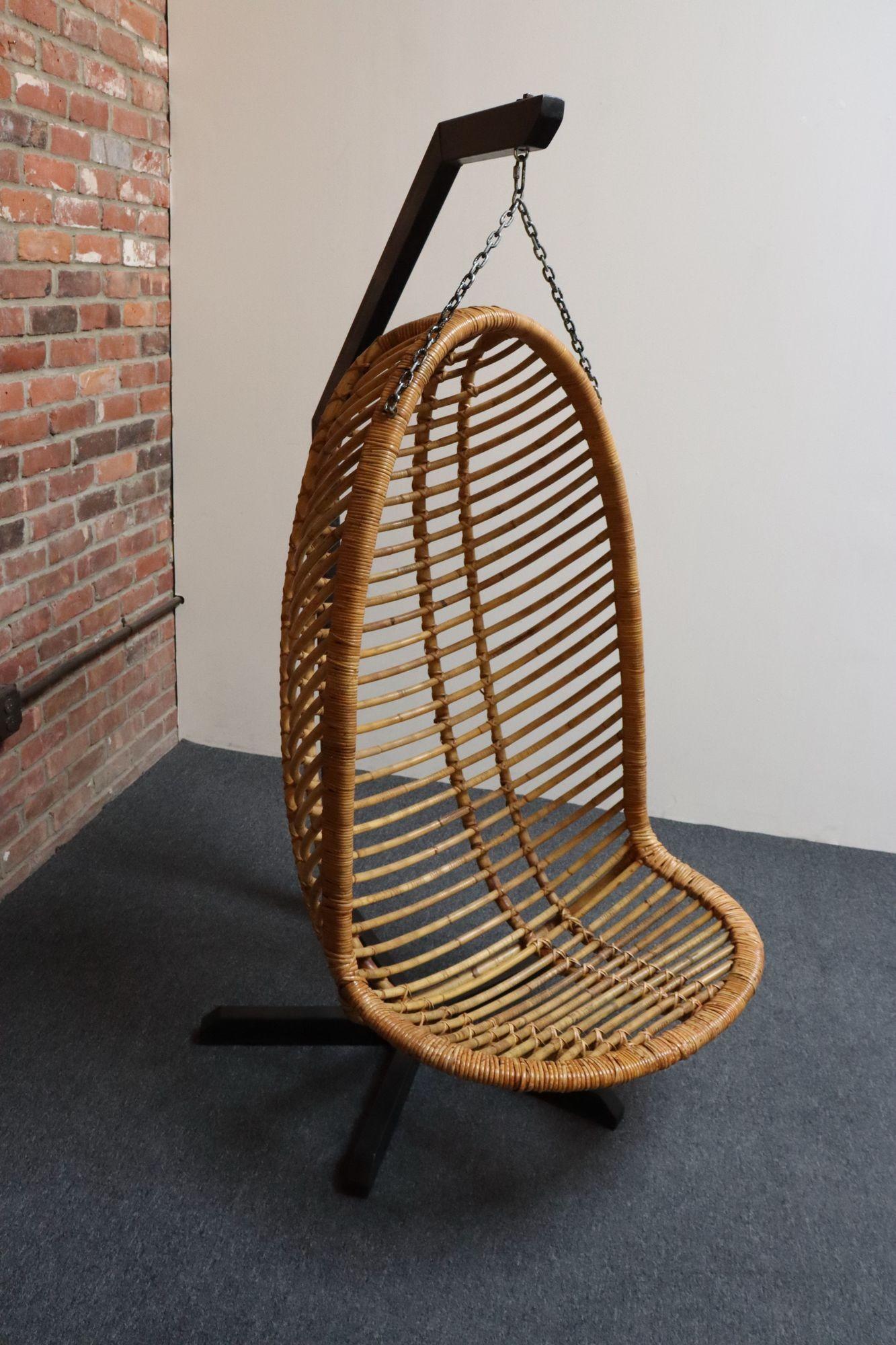 Sedia pappagallo appesa in bambù e rattan vintage con telaio a sbalzo in acciaio In condizioni buone in vendita a Brooklyn, NY