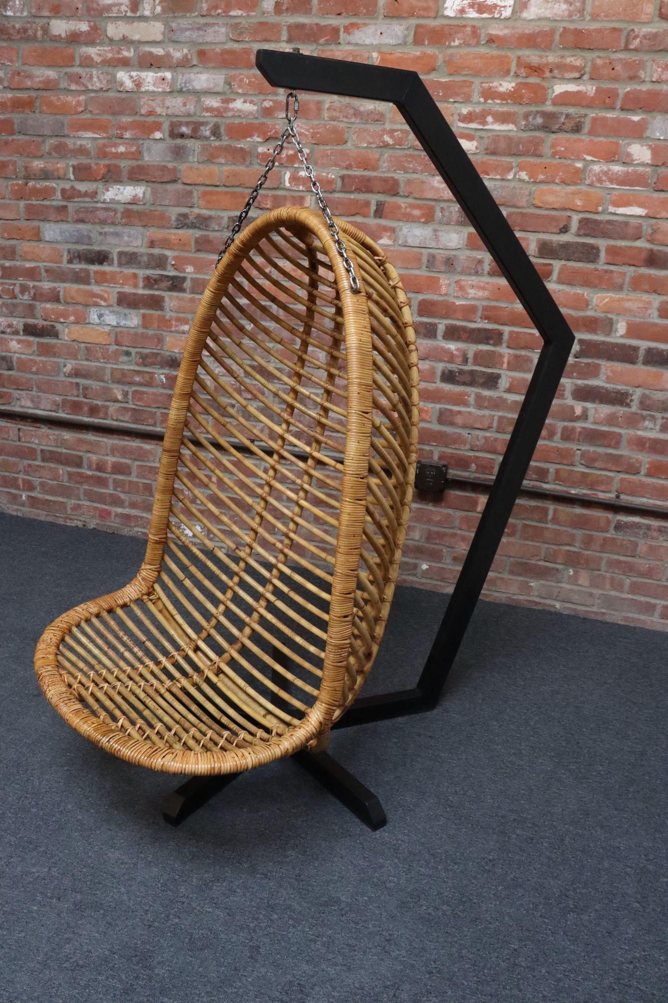 Acciaio Sedia pappagallo appesa in bambù e rattan vintage con telaio a sbalzo in acciaio in vendita
