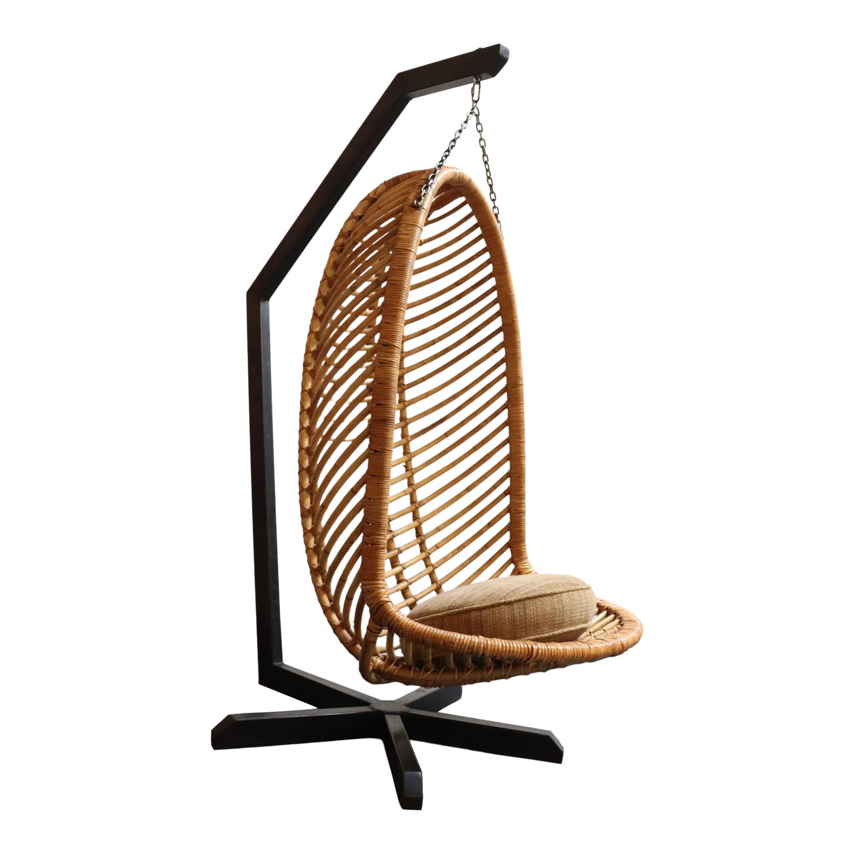 Sedia pappagallo appesa in bambù e rattan vintage con telaio a sbalzo in acciaio in vendita