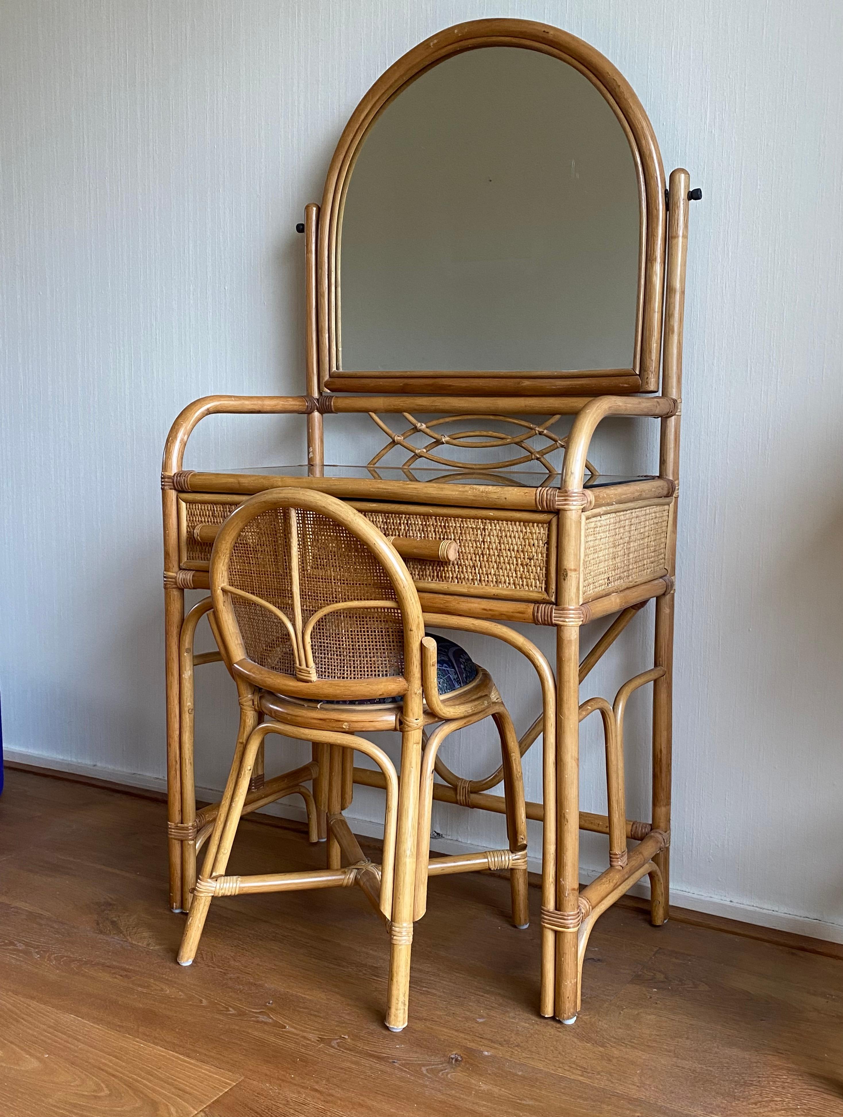 Bohème Ensemble de maquillage vintage en bambou et rotin, avec miroir et tabouret.