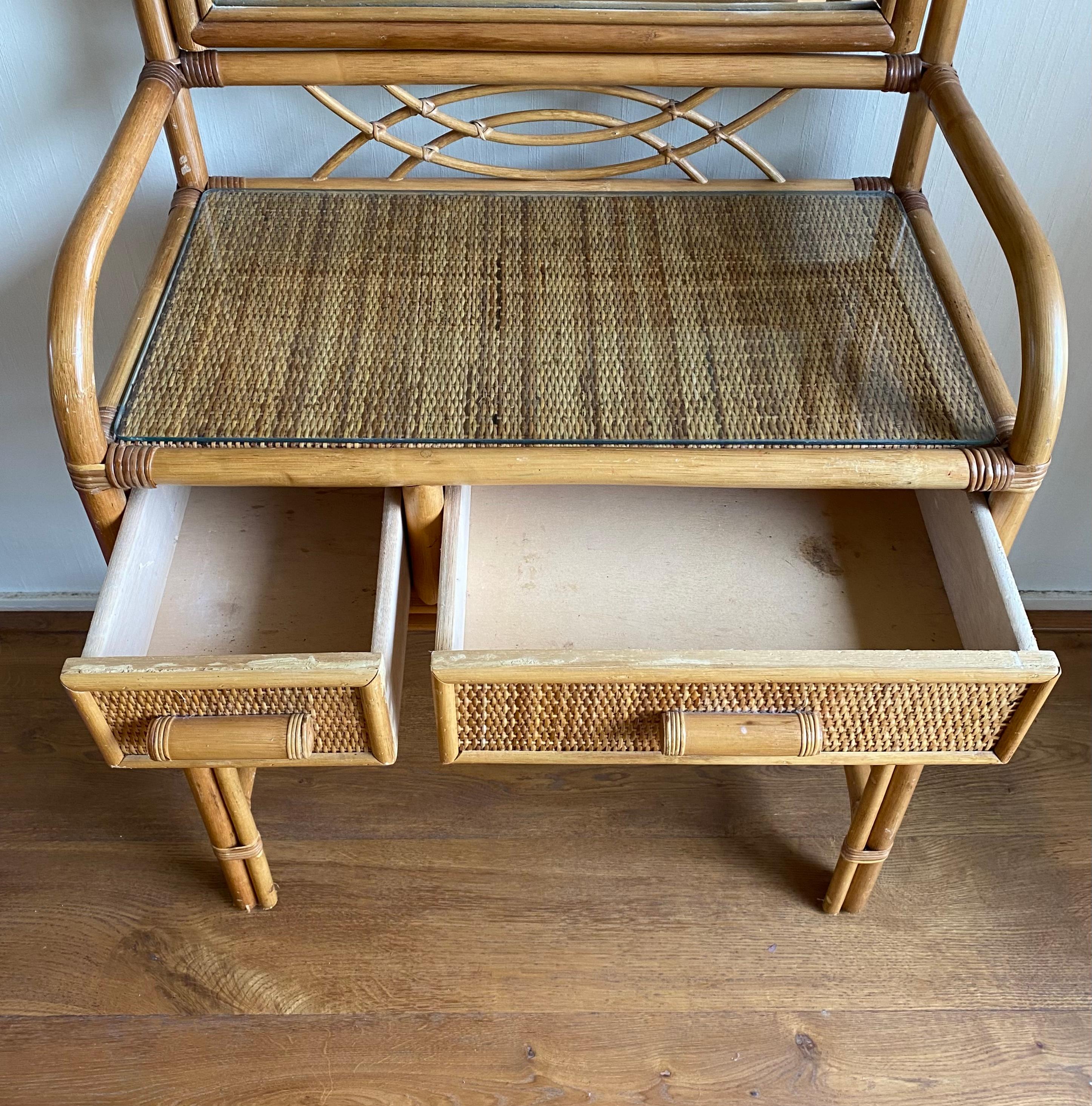 Européen Ensemble de maquillage vintage en bambou et rotin, avec miroir et tabouret.