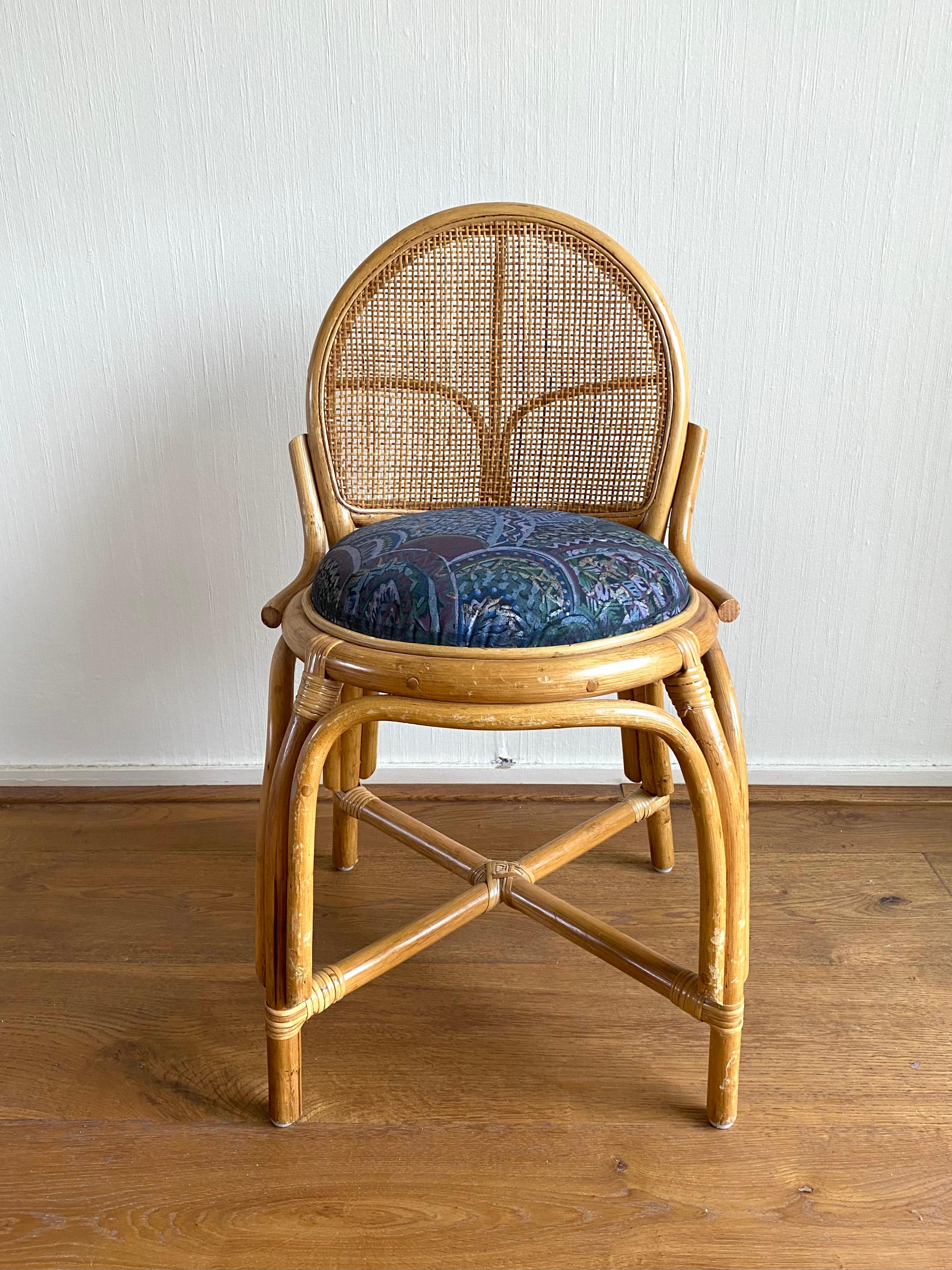 20ième siècle Ensemble de maquillage vintage en bambou et rotin, avec miroir et tabouret.