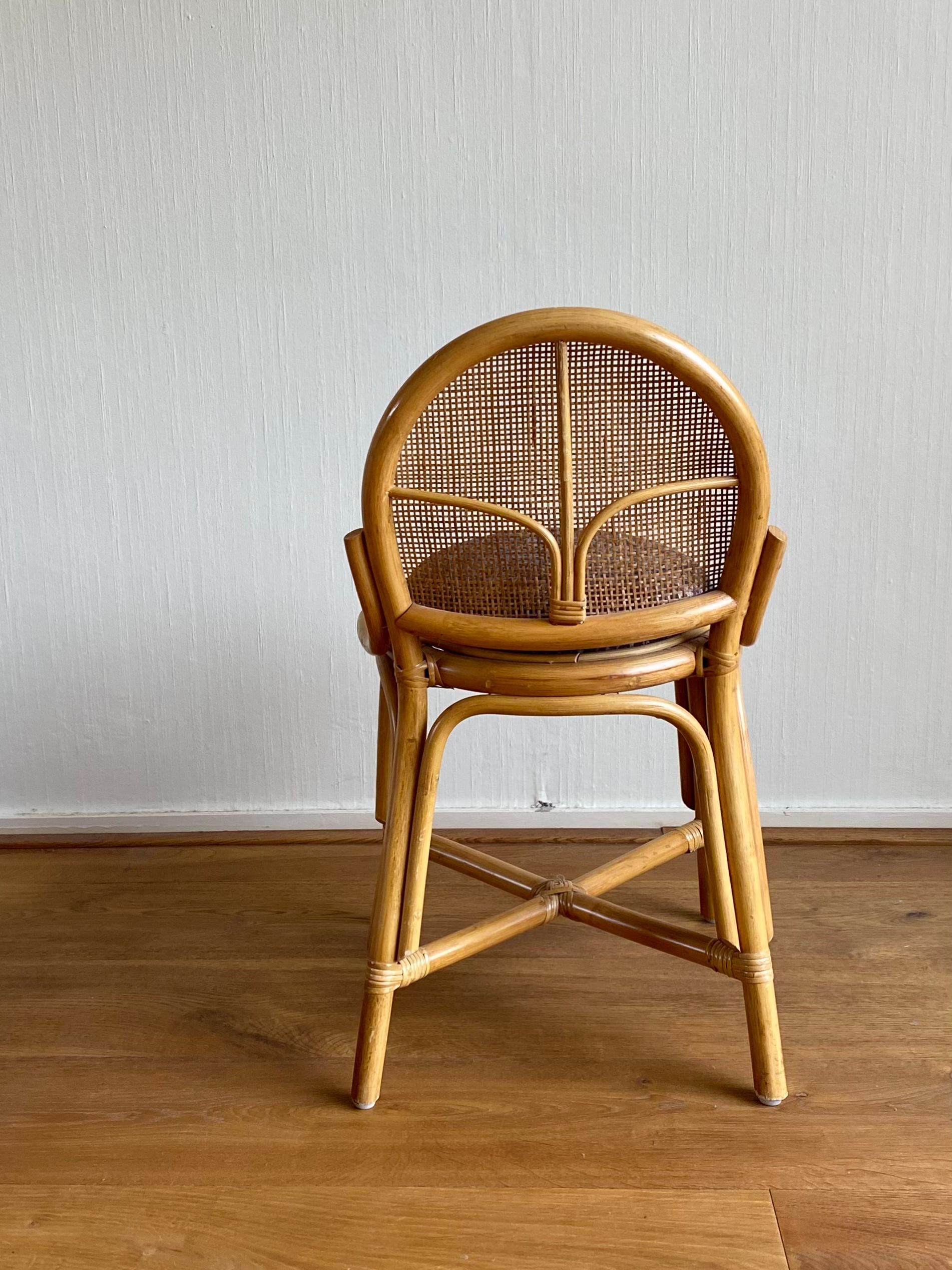 Ensemble de maquillage vintage en bambou et rotin, avec miroir et tabouret. 1