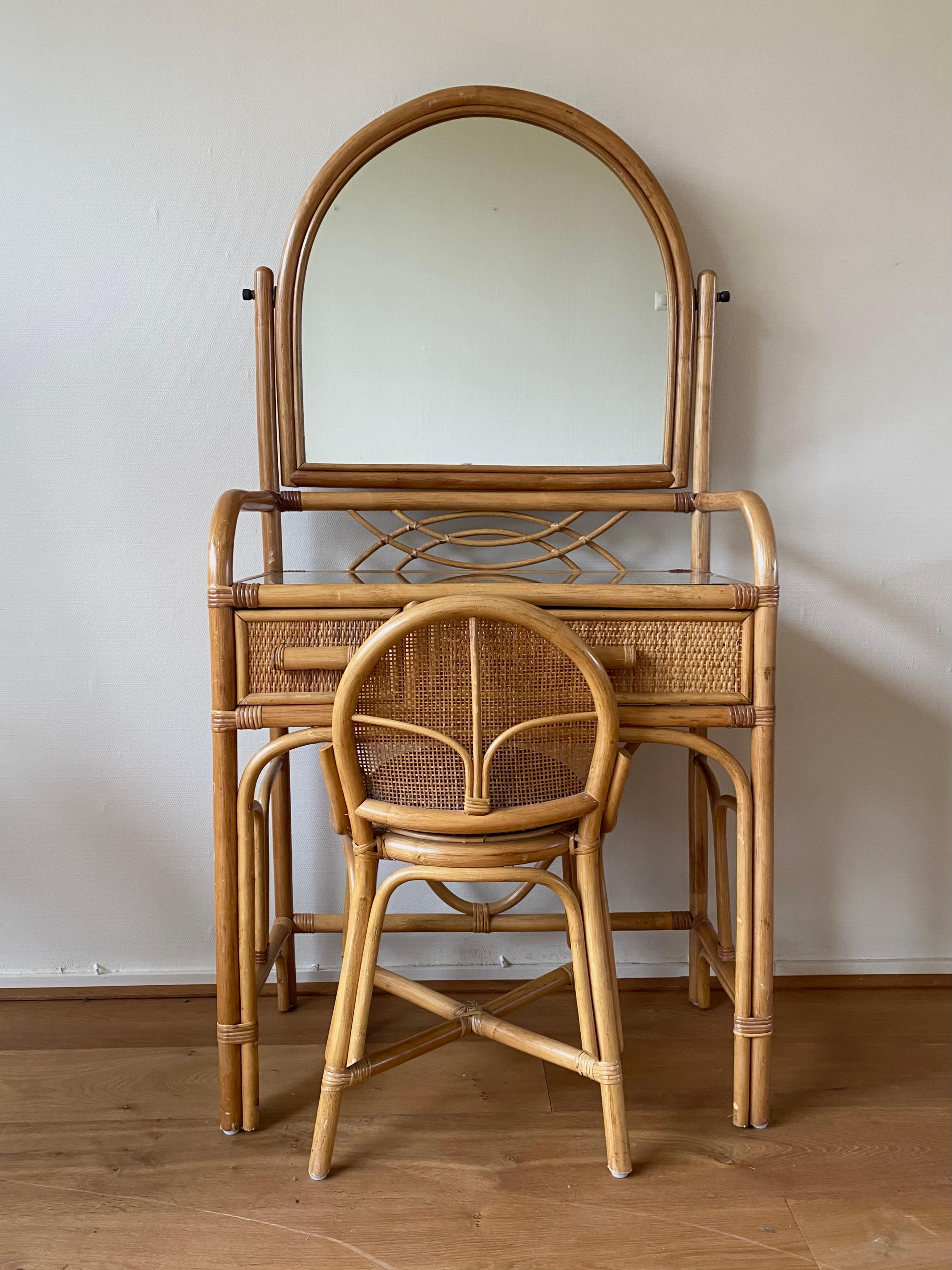 Ensemble de maquillage vintage en bambou et rotin, avec miroir et tabouret. 2