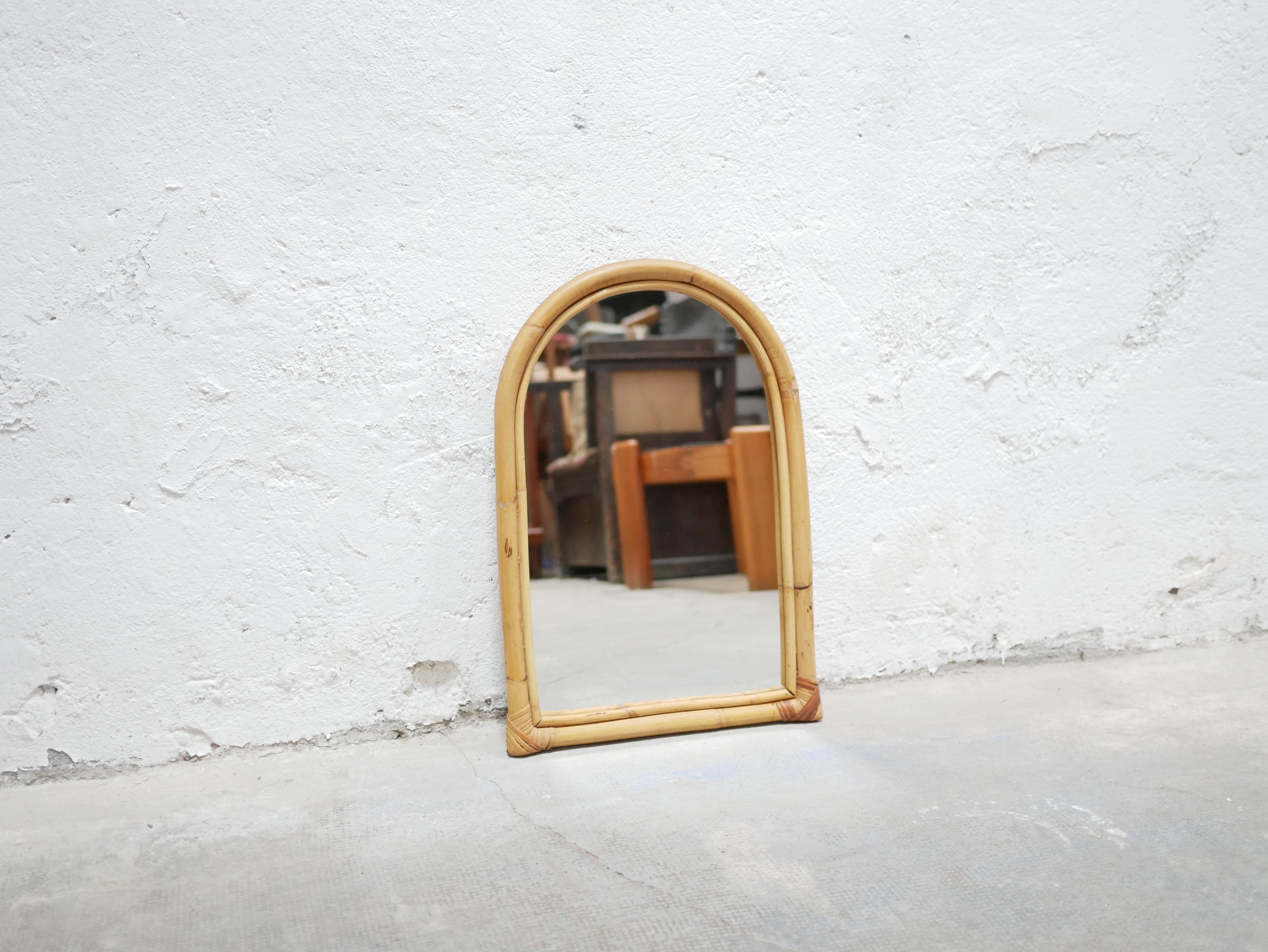 Bamboo and rattan mirror from the 70s.

Of good size, aesthetic and practical, it will be perfect in the bathroom, the entrance or the living room, in a natural and refined decoration.
We love the warmth of its material and its simple