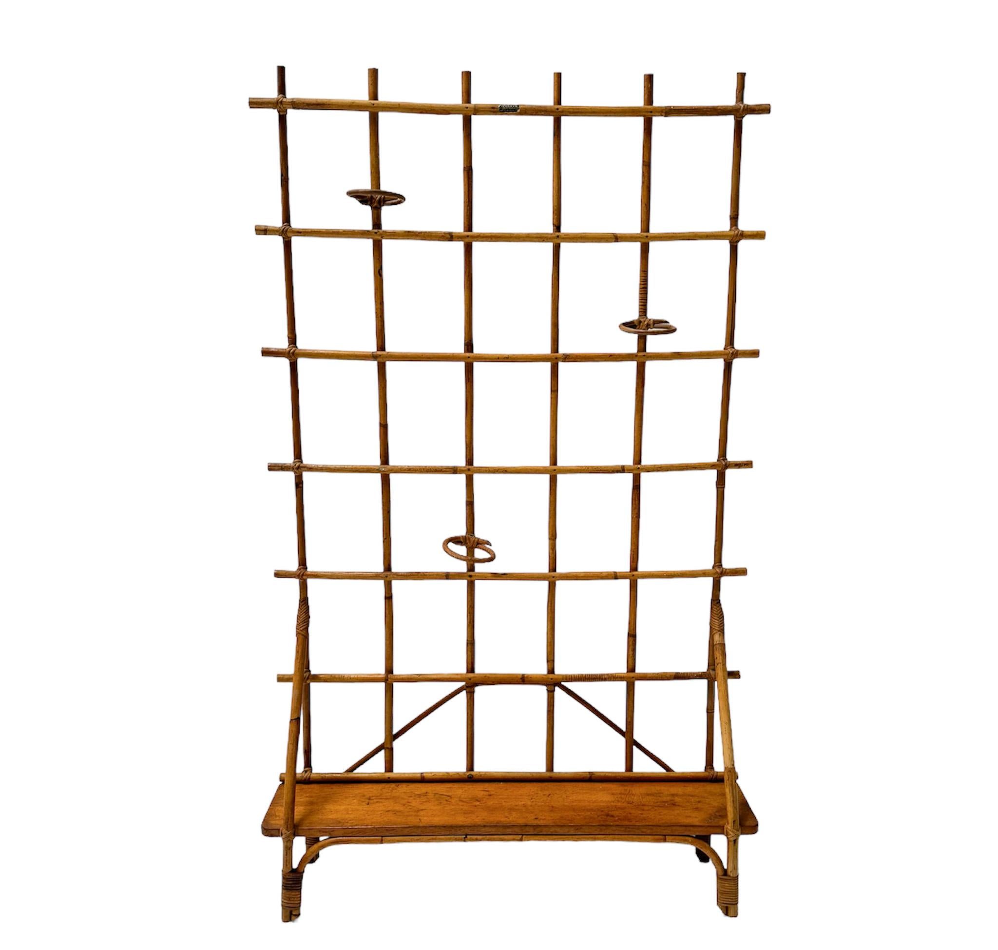 Impresionante y elegante Soporte vintage para plantas o separador de ambientes.
Diseñado por Fa. Rotan Rotterdam.
Llamativo diseño holandés de los años 1950.
Original armazón de bambú y ratán con tres originales soportes redondos para plantas.
El