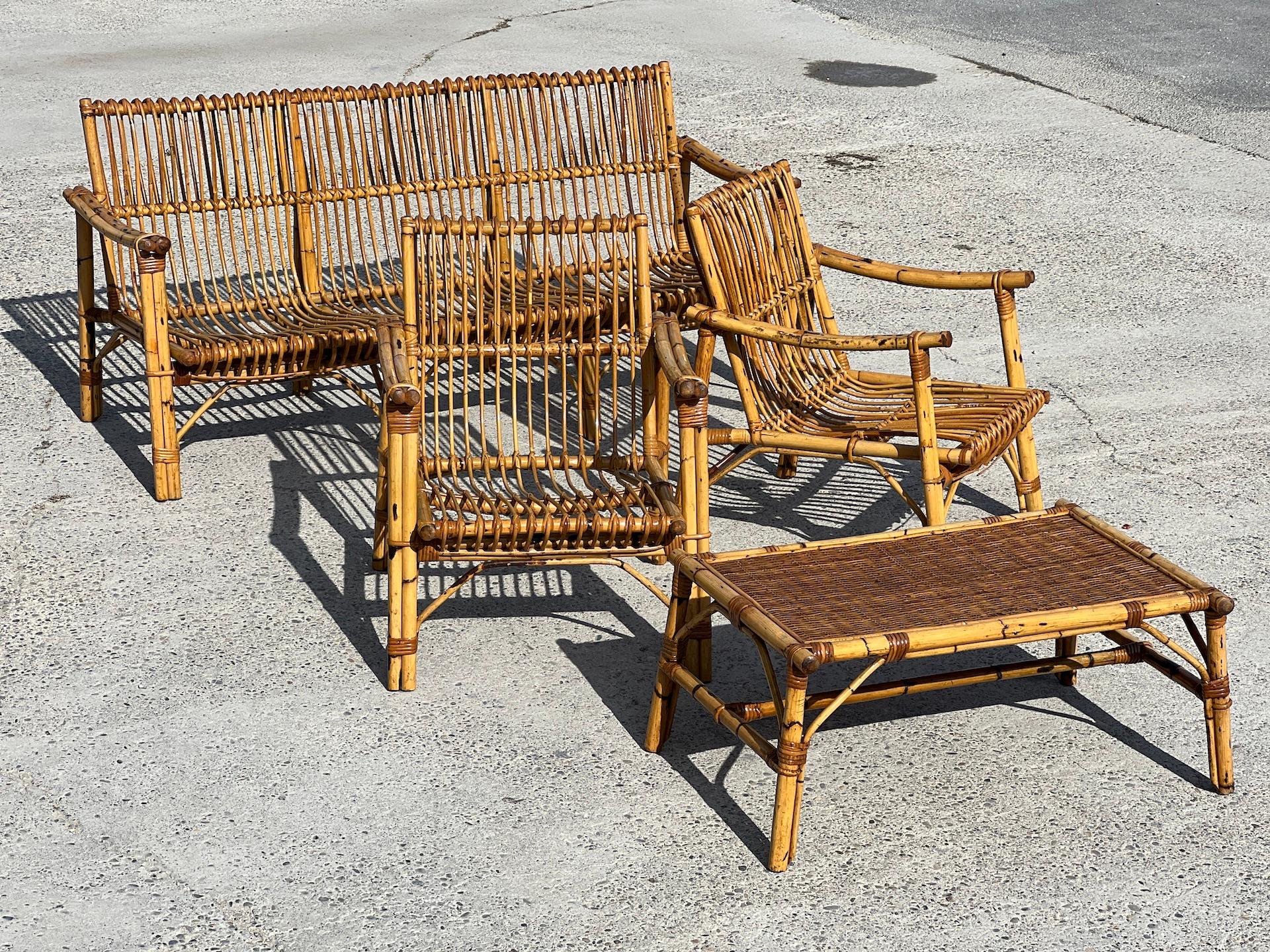 Vintage bamboo and rattan set, Italian design in the Vivaï Del Sud 1960 style consisting of : 
1 sofa: 172 x 68 x 80 cm 
2 armchairs: 68 x 68 x 80 
1 coffee table 
All in excellent condition.